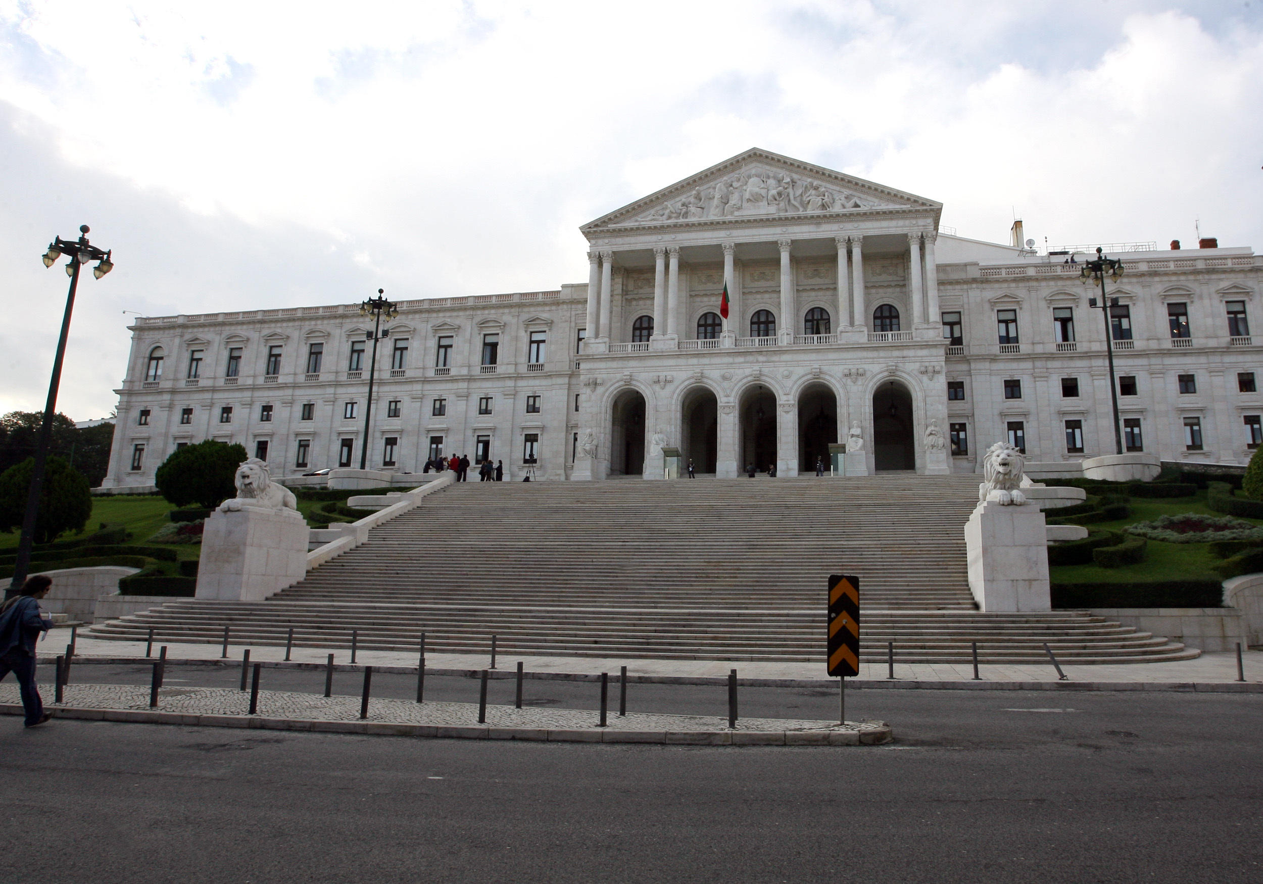 Fim do dia de reflexão com decisão em dúvida no parlamento