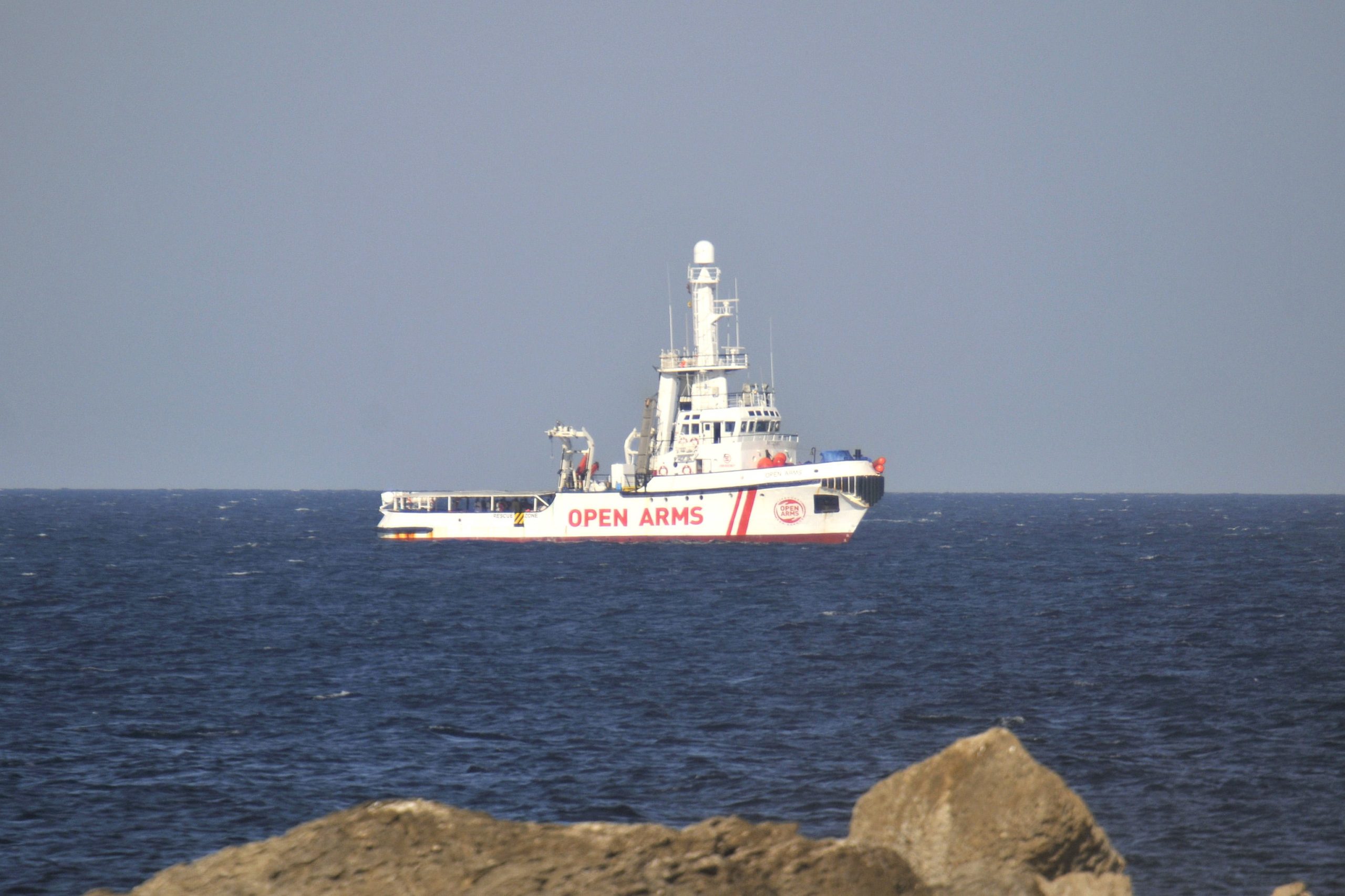 “Open Arms” localiza 45 migrantes à deriva no Mediterrâneo e aguarda autorização resgate