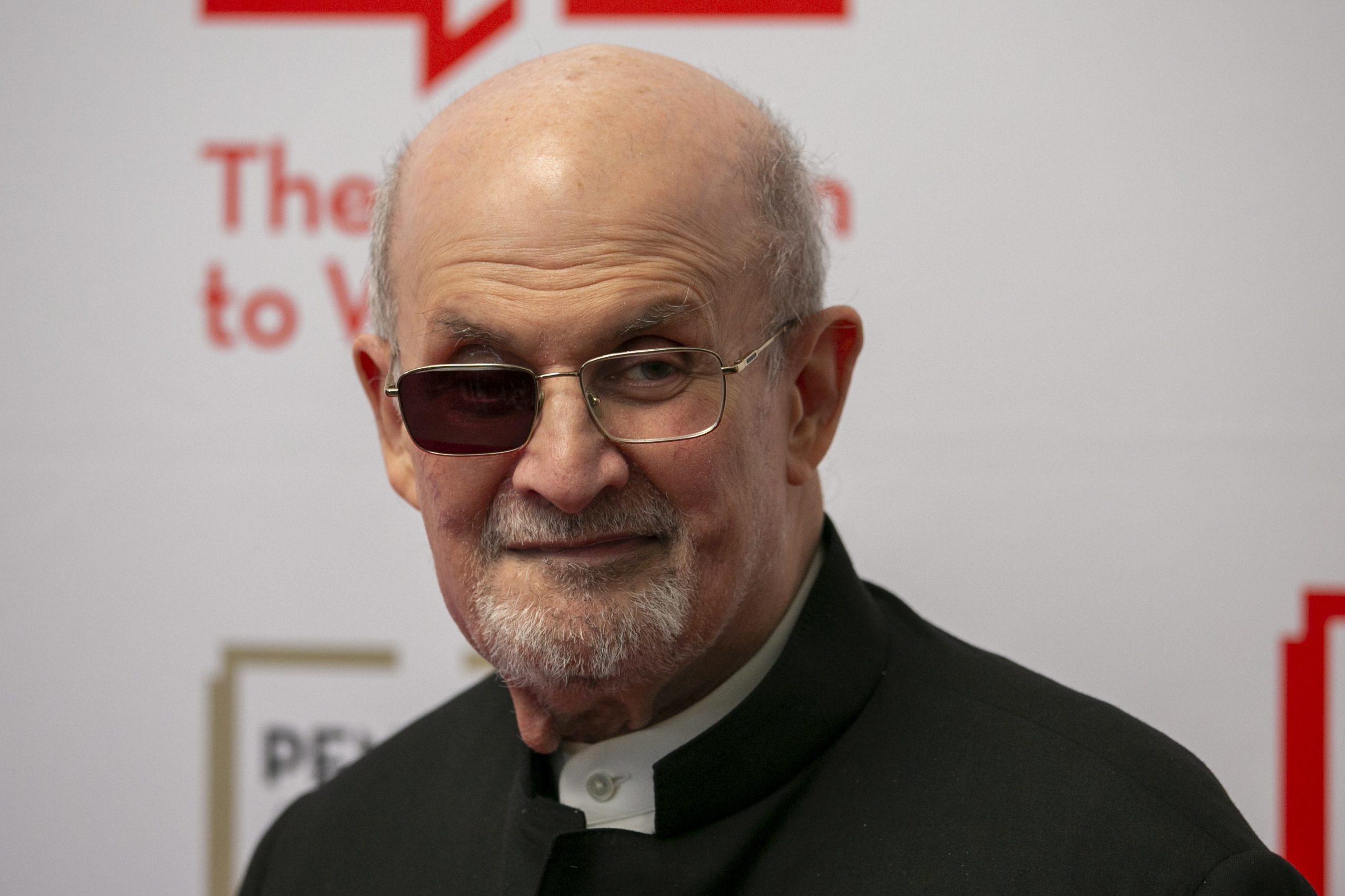 Salman Rushdie publica livro sobre ataque que sofreu em Nova Iorque