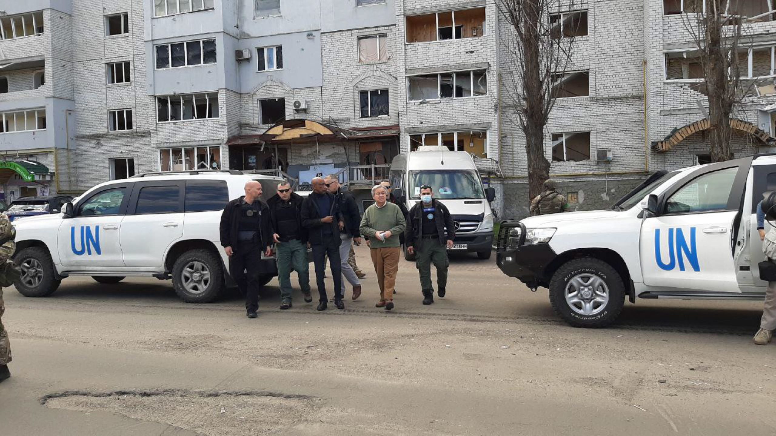 António Guterres pede investigação a crimes de guerra em visita a arredores de Kiev