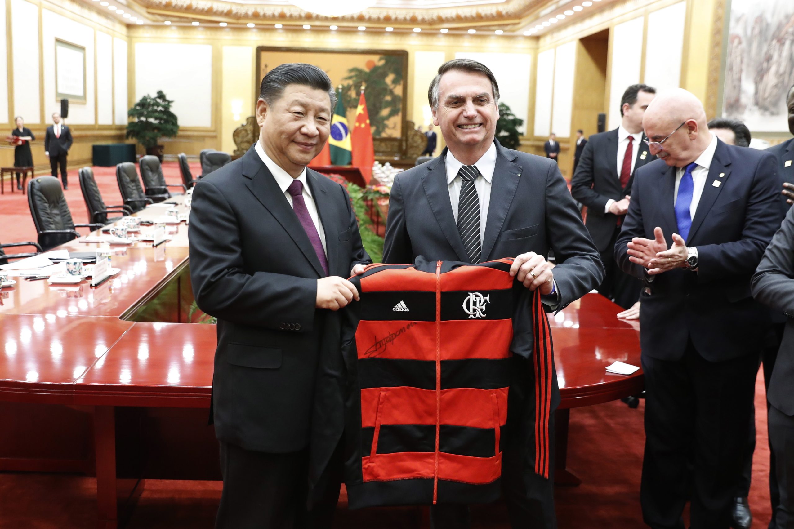 Bolsonaro oferece camisola do Flamengo ao Presidente chinês Xi Jinping