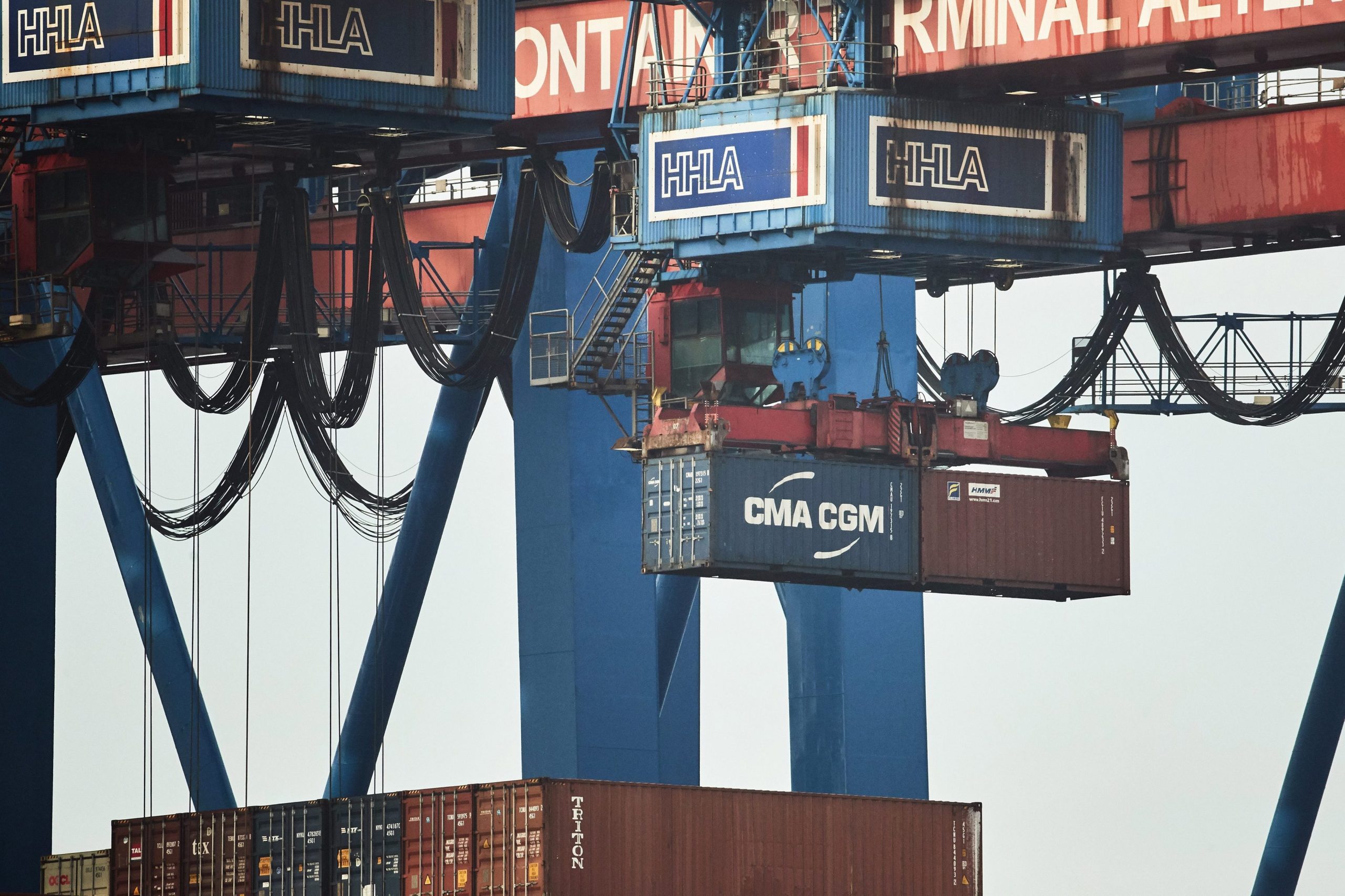 Excedente da balança comercial externa da zona euro recua para 15,7 mil milhões de euros em abril