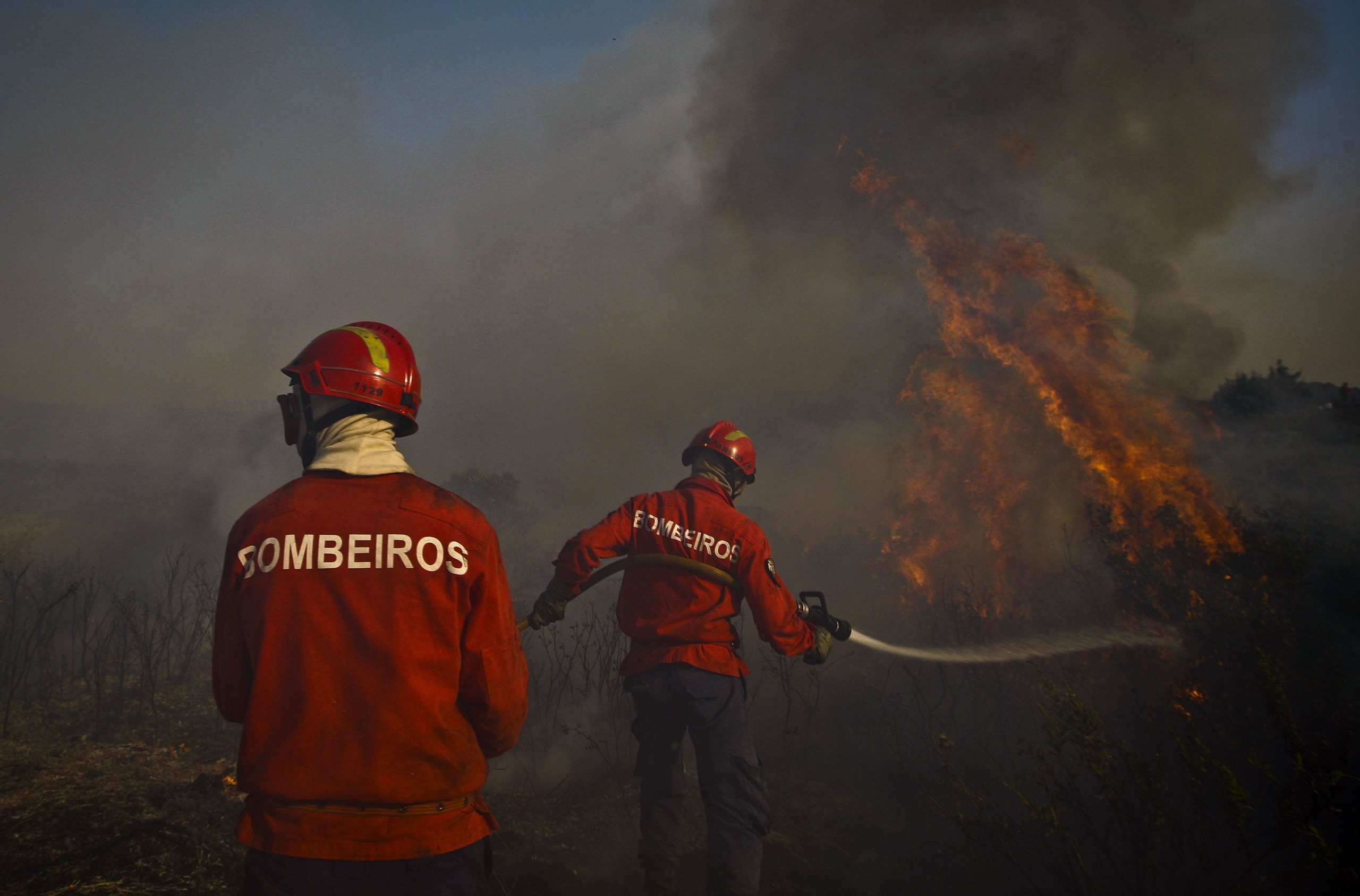 Incêndio: Mais de 120 operacionais combatem o fogo em Seia