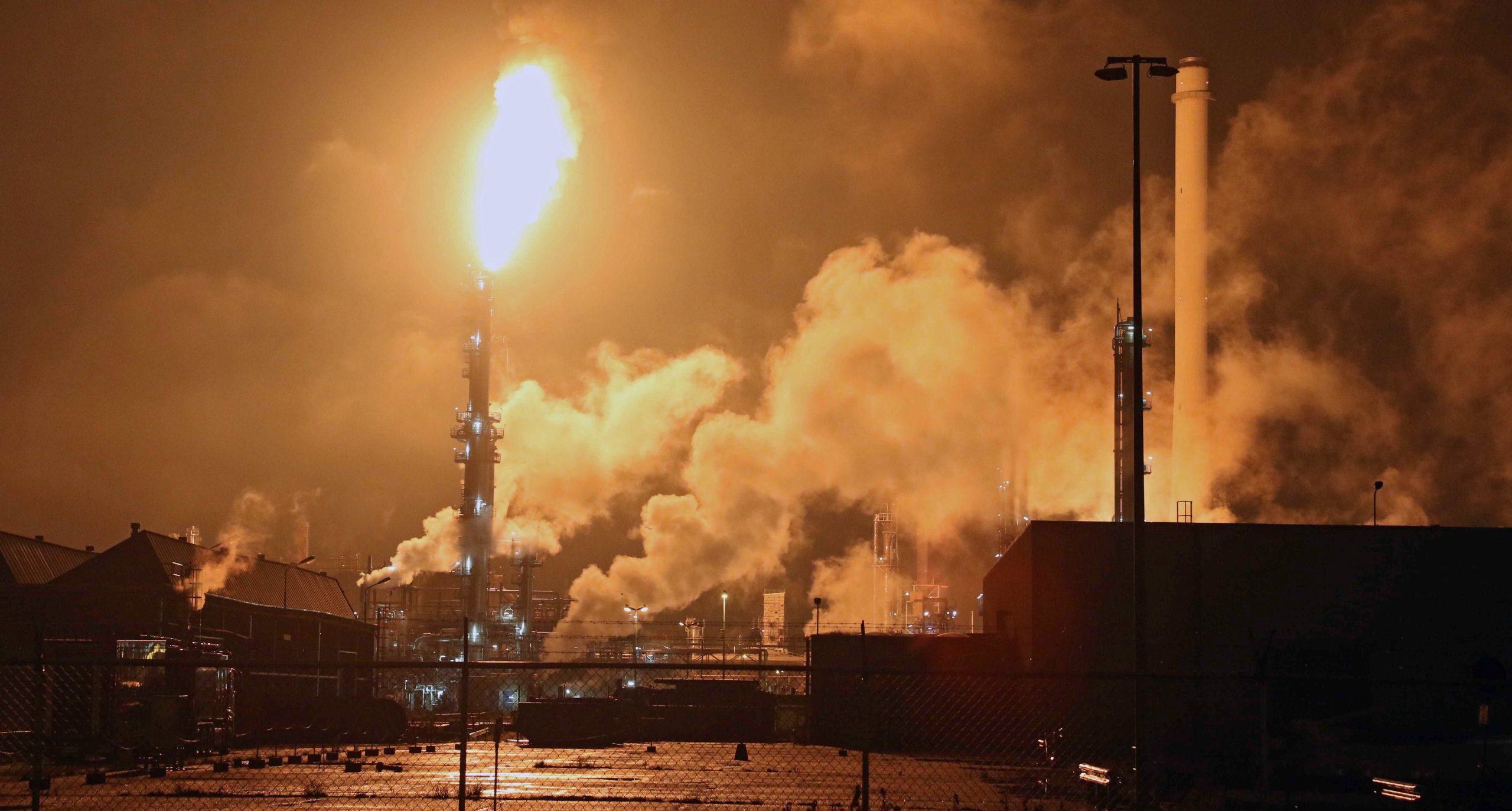 Incêndio obriga a parar parte da refinaria da Shell em Roterdão