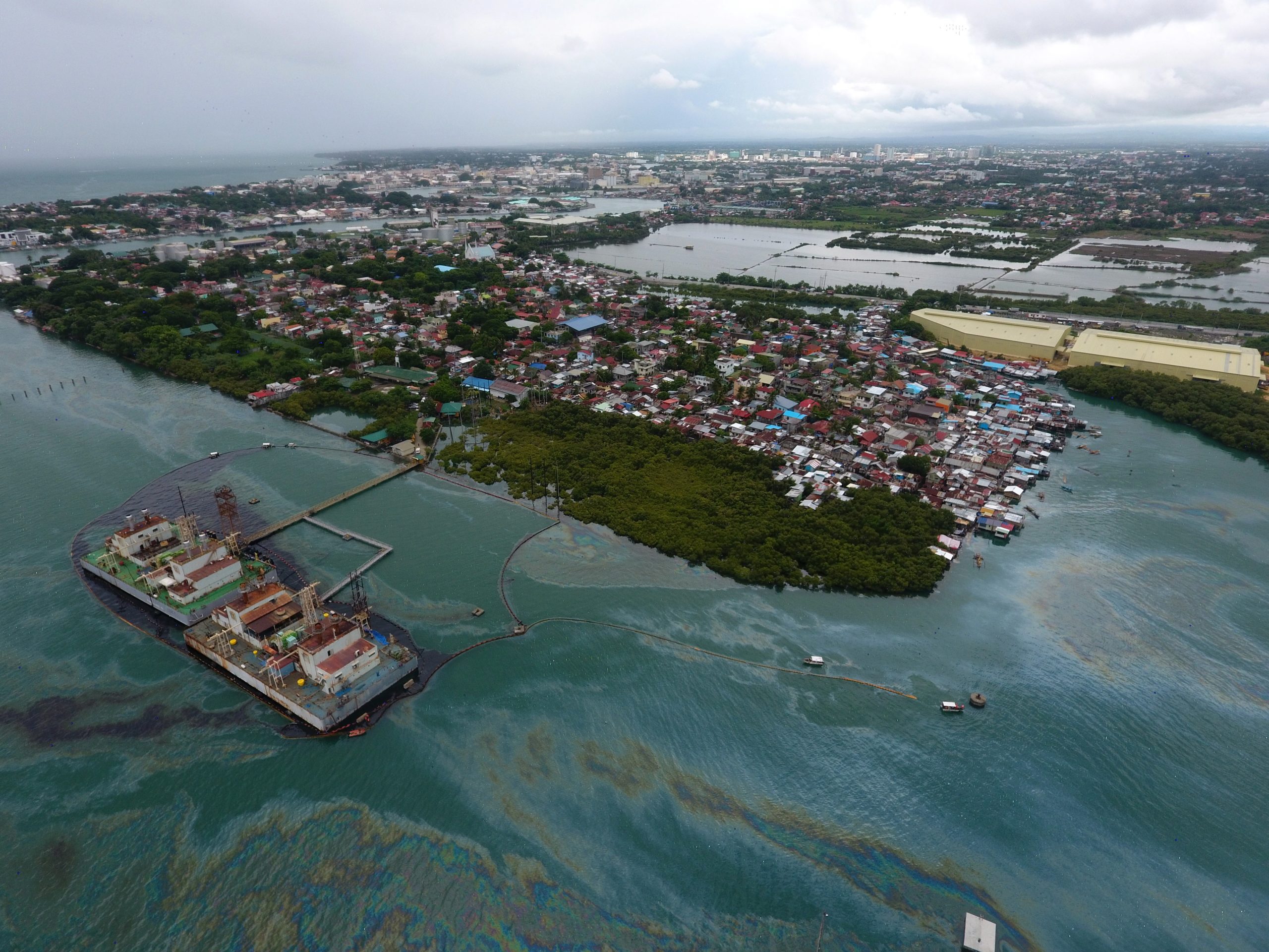 Mais de 400 pessoas retiradas de uma aldeia nas Filipinas após derrame de petróleo