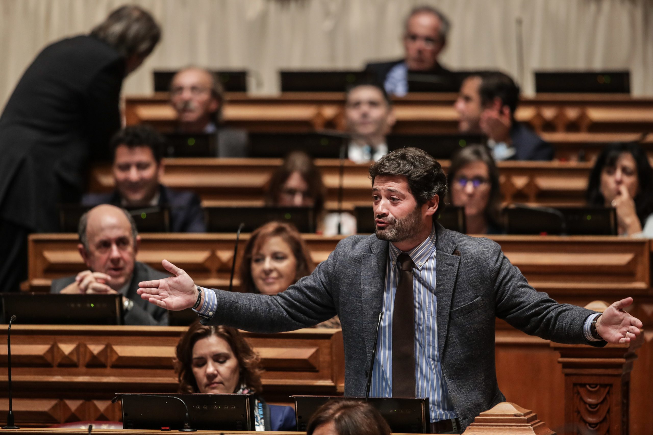 “Vergonha”, “Vergonhoso”: Ferro Rodrigues faz advertência a André Ventura por usar “demasiadas vezes” estas palavras no parlamento