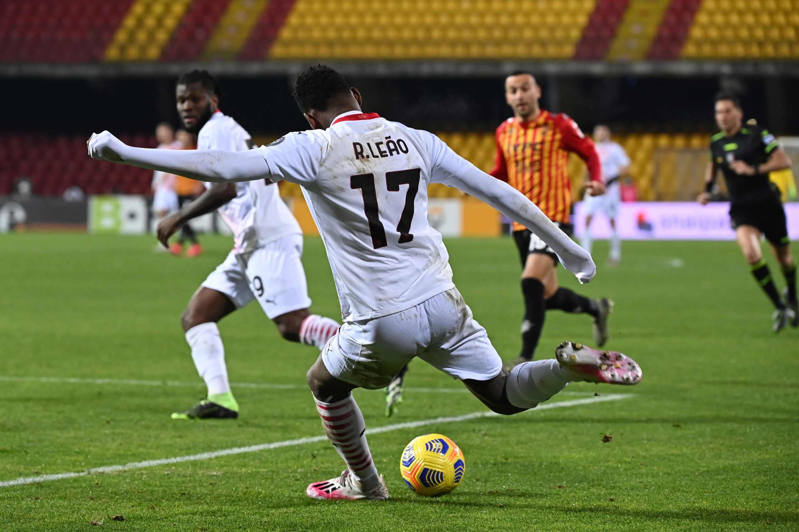 Rafael Leão empurra AC Milan para a liderança na Série A