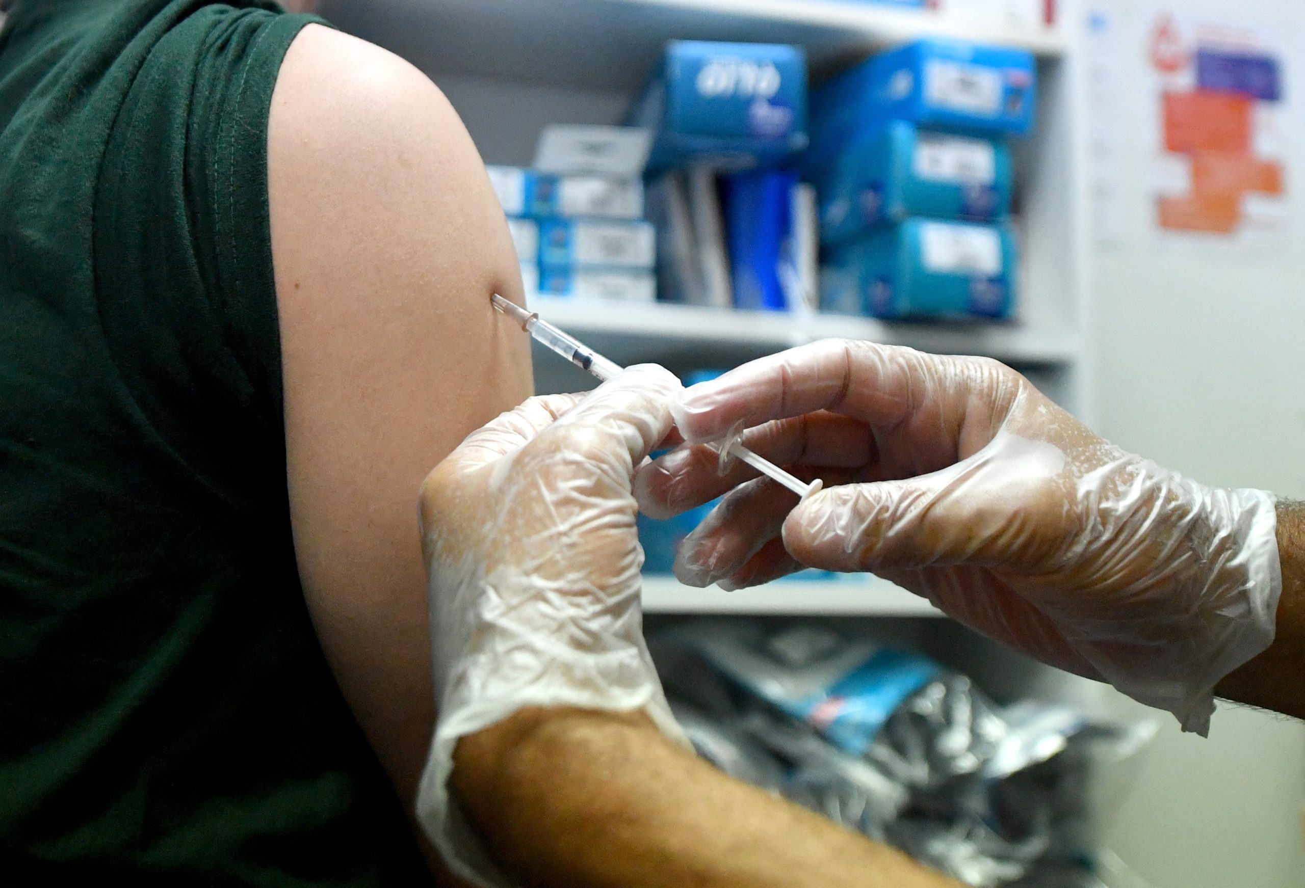 Mais de quatro milhões de vacinas administradas contra a gripe e Covid-19