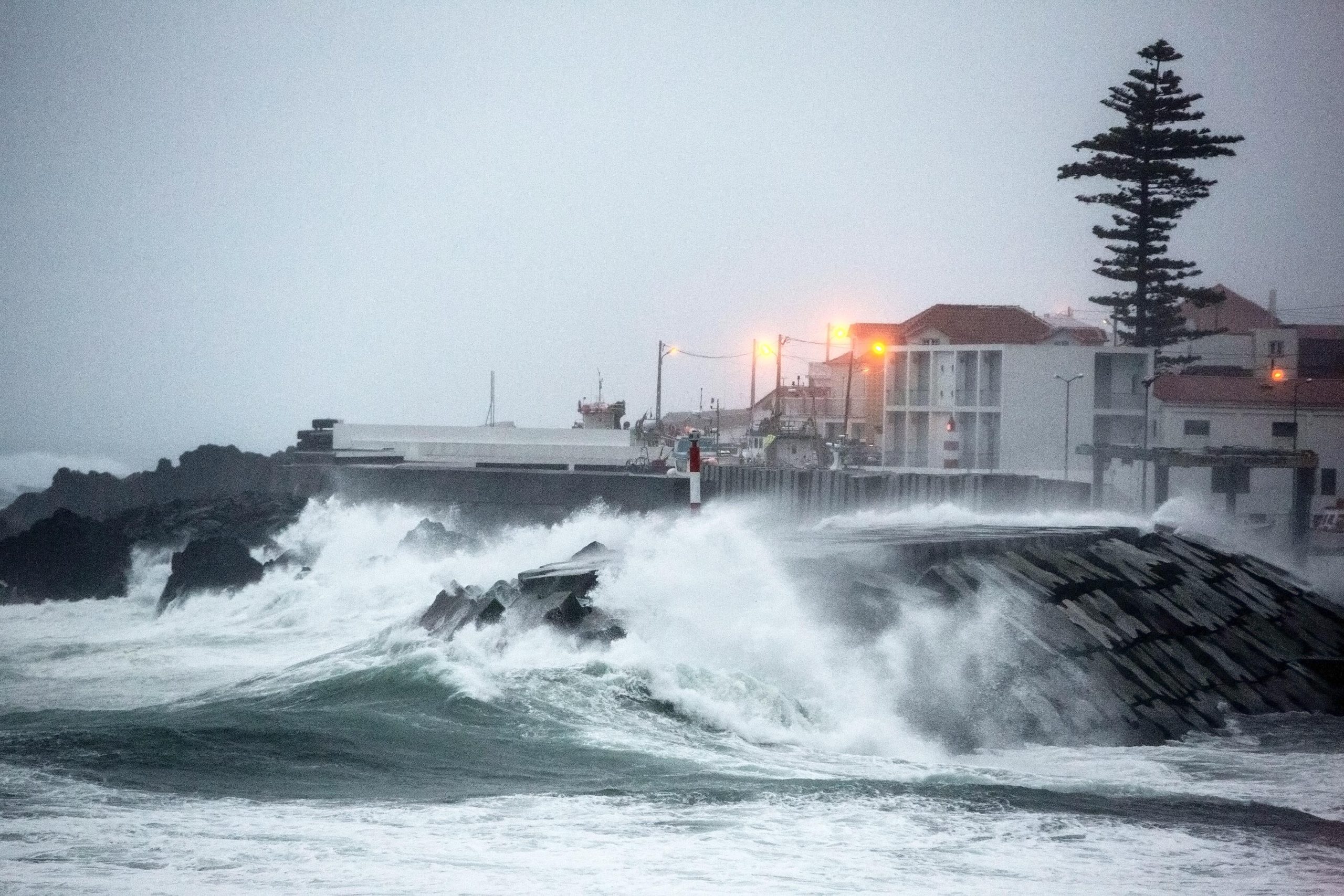 Tempestade Kirk pode atingir Portugal continental esta quarta-feira
