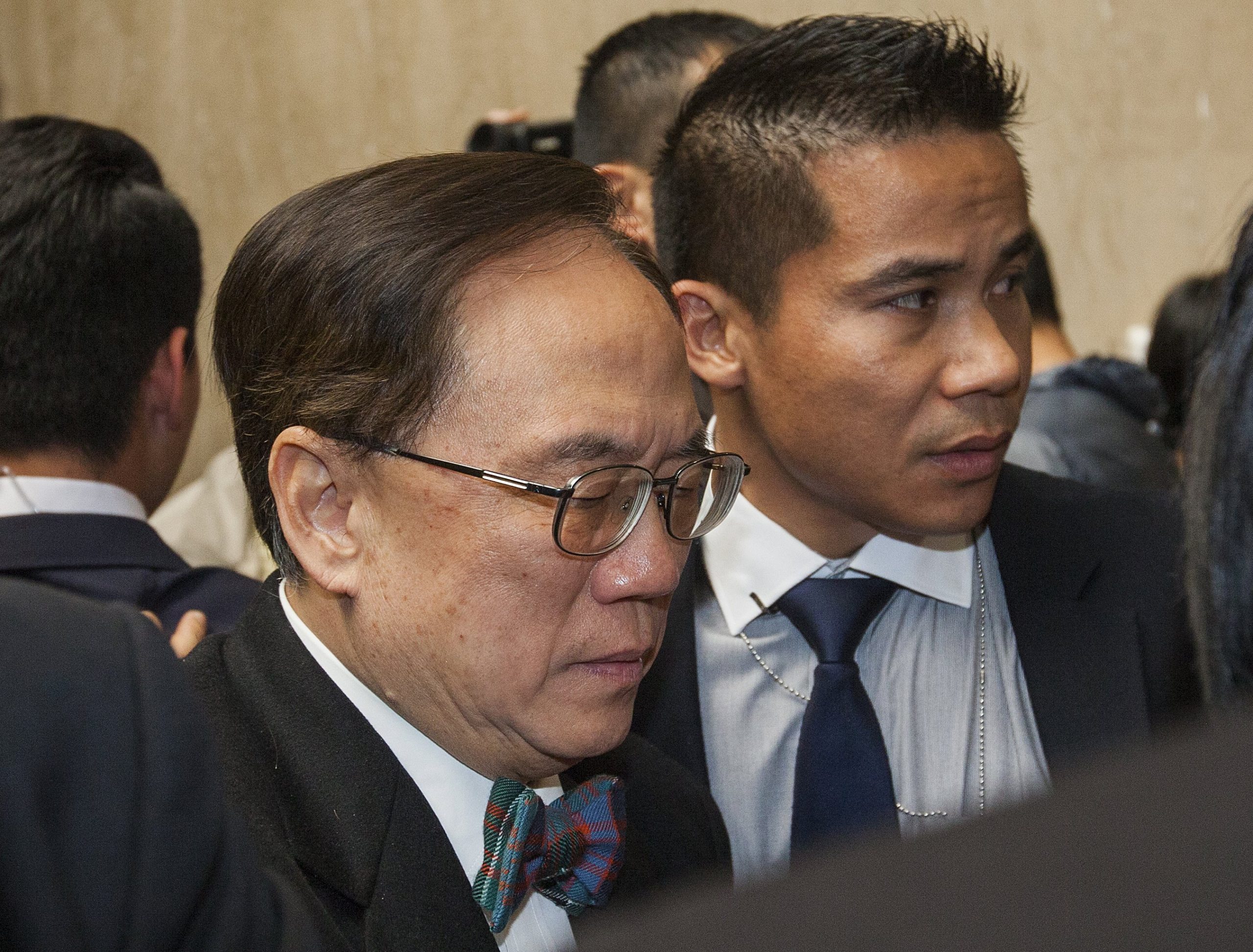 Ex-líder do Governo de Hong Kong hospitalizado após ter sido detido