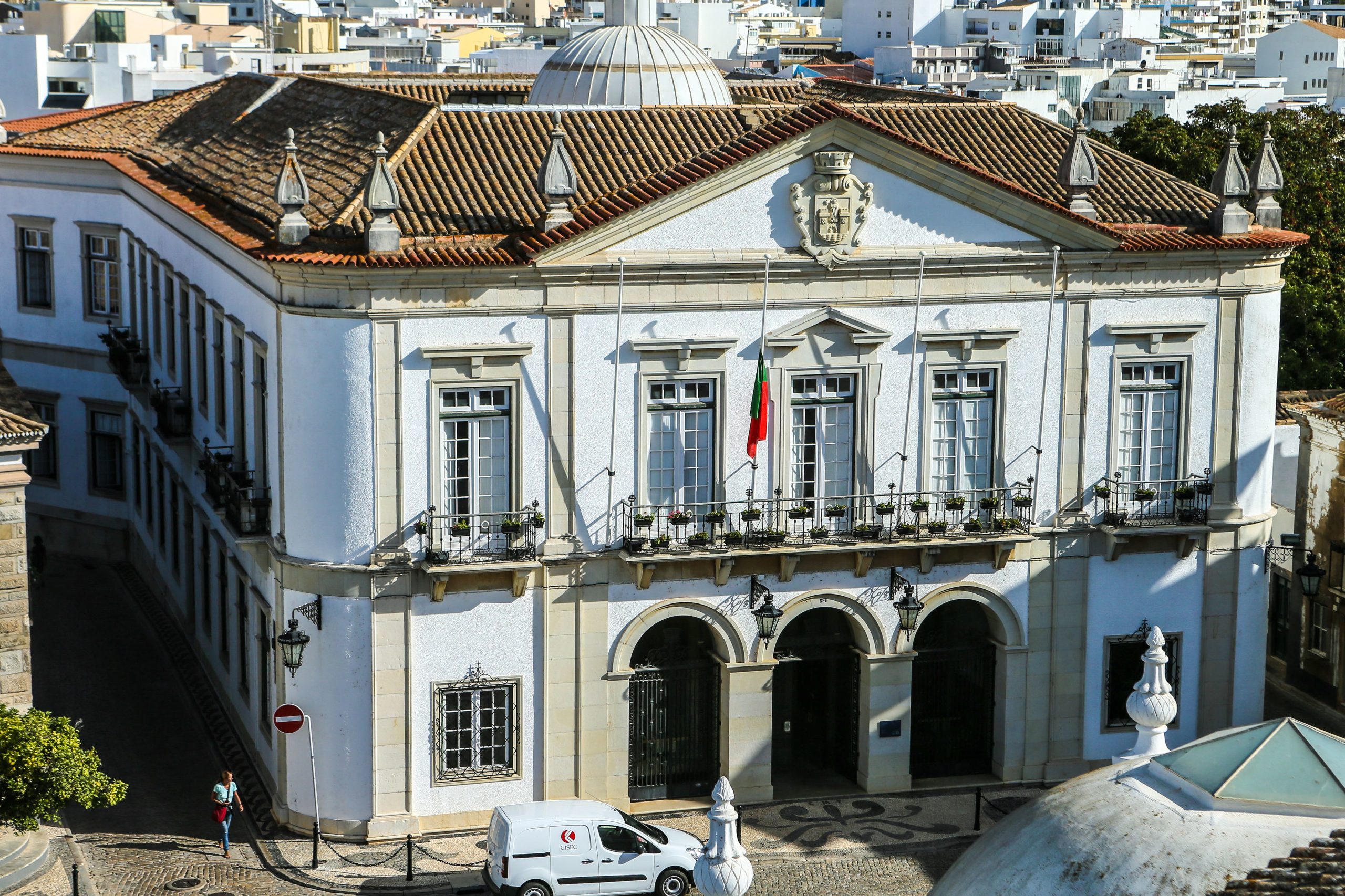 Presidente da Câmara de Faro e vereadora julgados por violação de regras urbanísticas