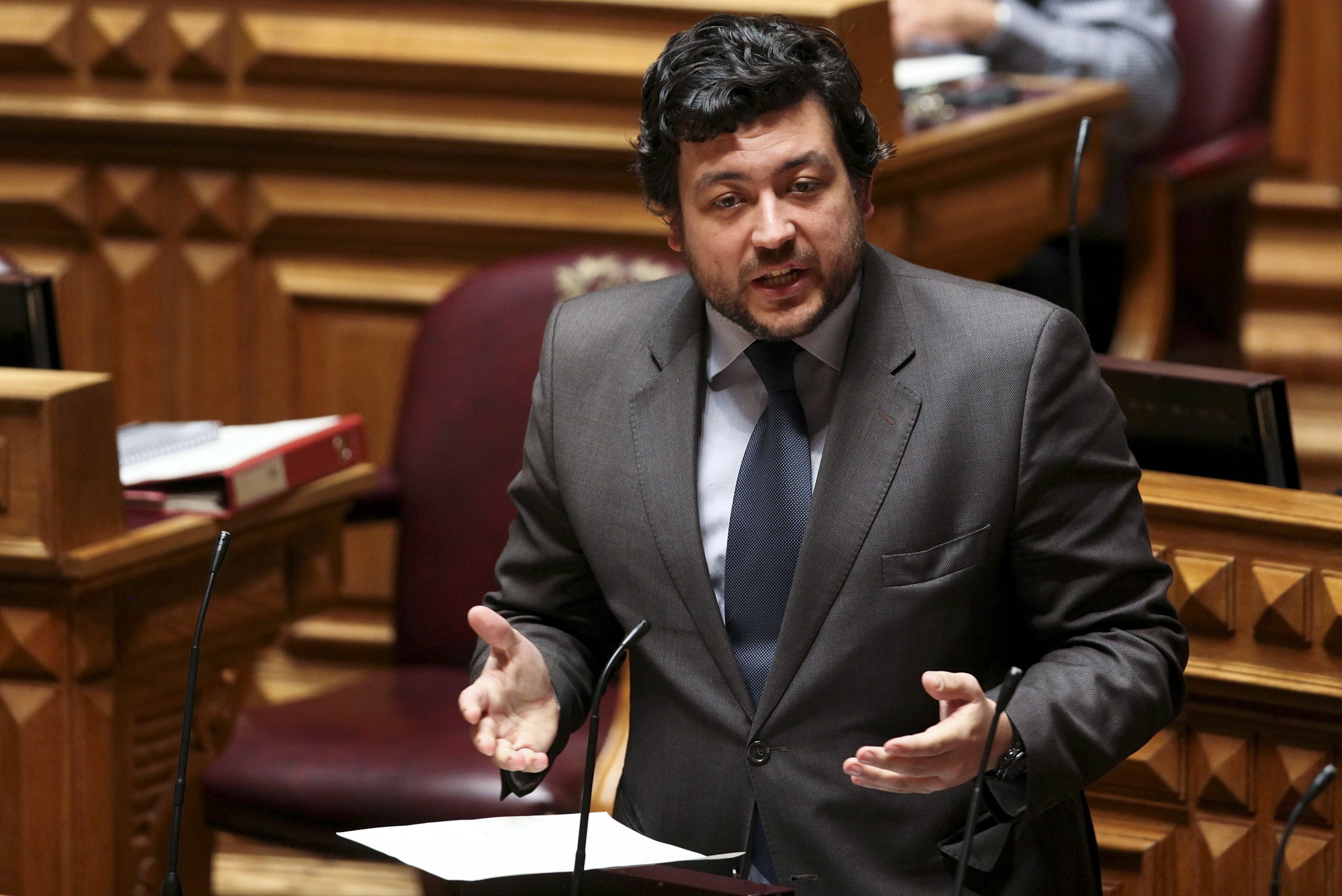 Deputado Pedro Delgado Alves condenado a 2 mil euros de multa por atropelar cantoneira