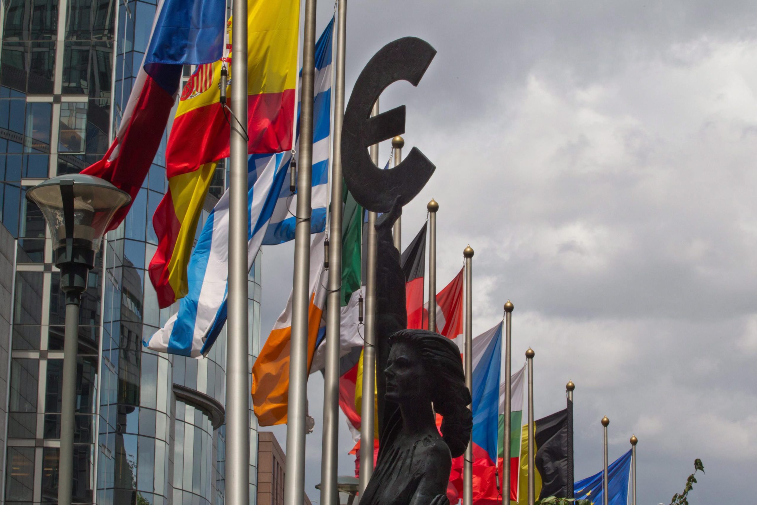 Crescimento da economia da Zona Euro e da União Europeia abranda em 2016