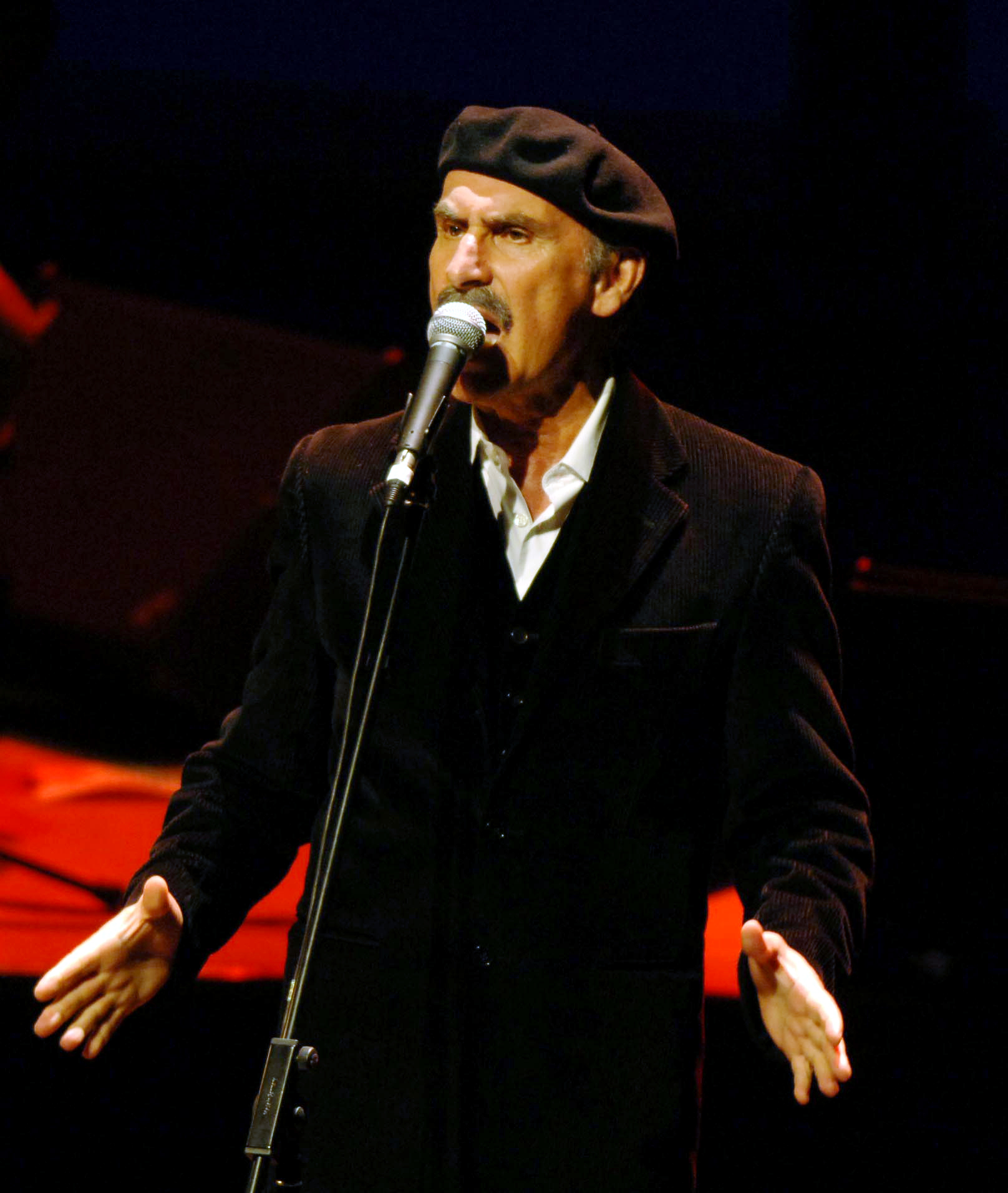 Vitorino canta Florbela Espanca, Lobo Antunes e Miguel Torga em novo disco