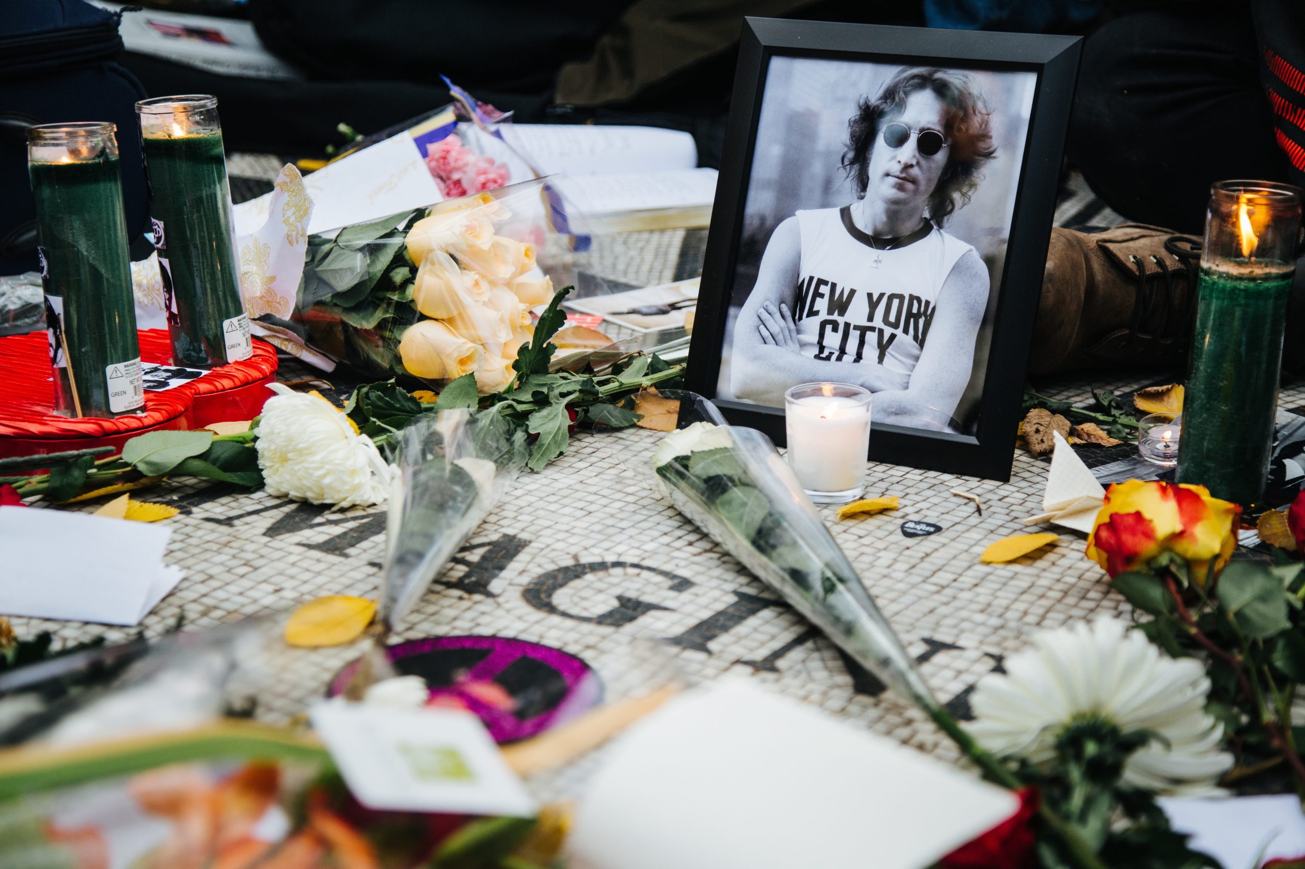 Matou John Lennon para salvar a humanidade de cair do precipício. A história de Mark David Chapman