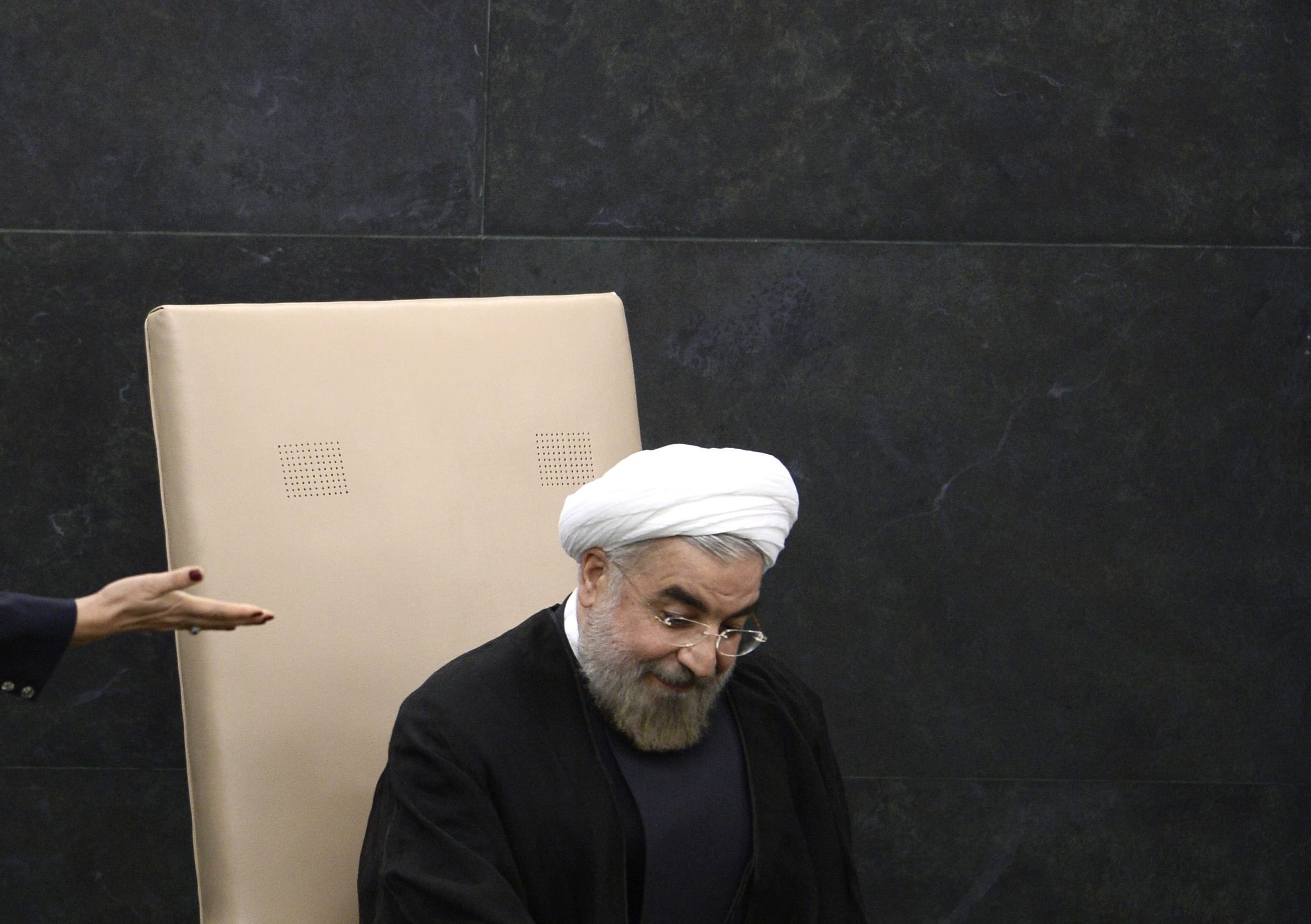 Rohani diz que Irão mantém pacto nuclear se houver vantagens