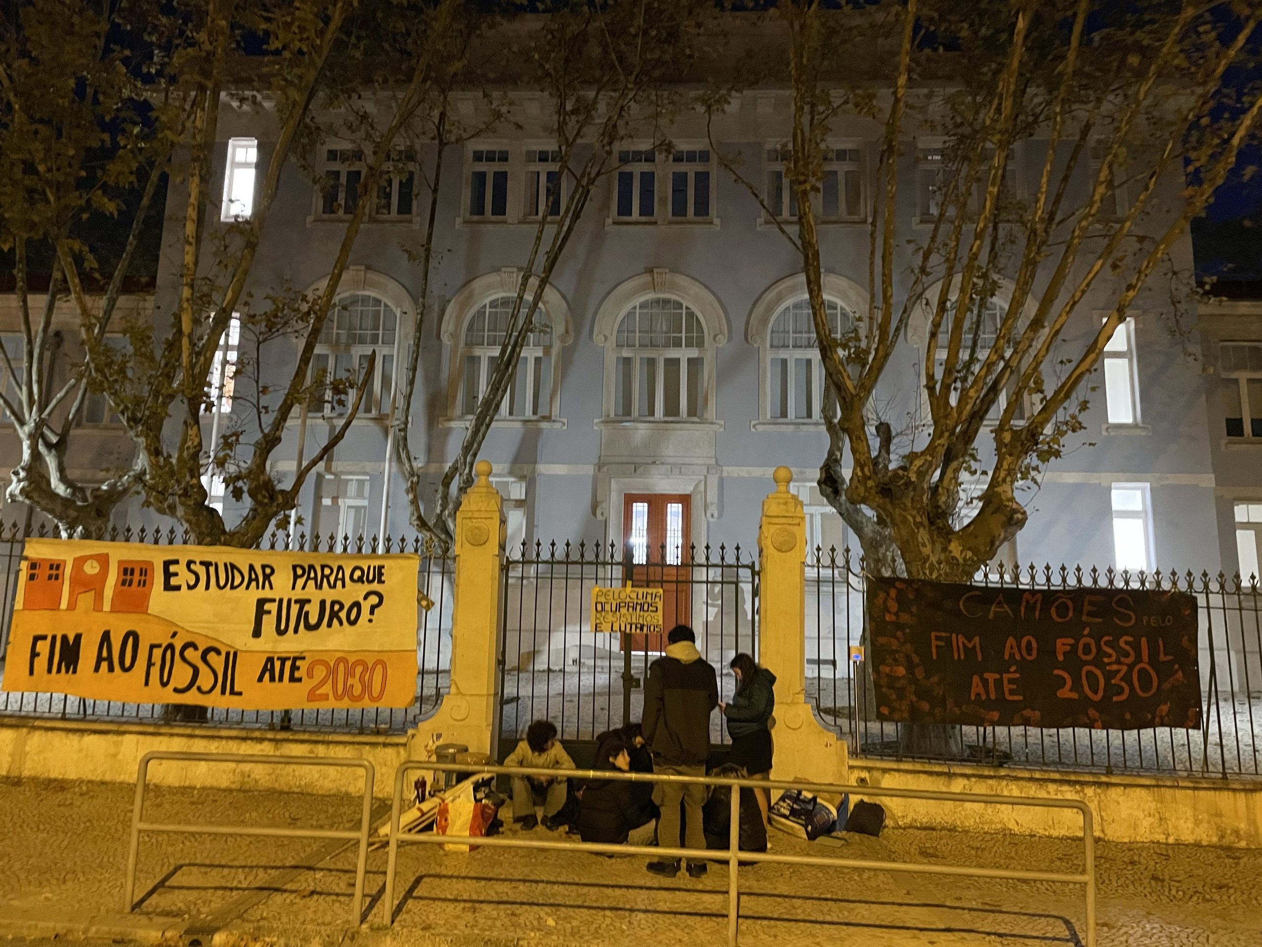 Estudantes fecham mais duas escolas em Lisboa em protesto pelo fim dos combustíveis fósseis