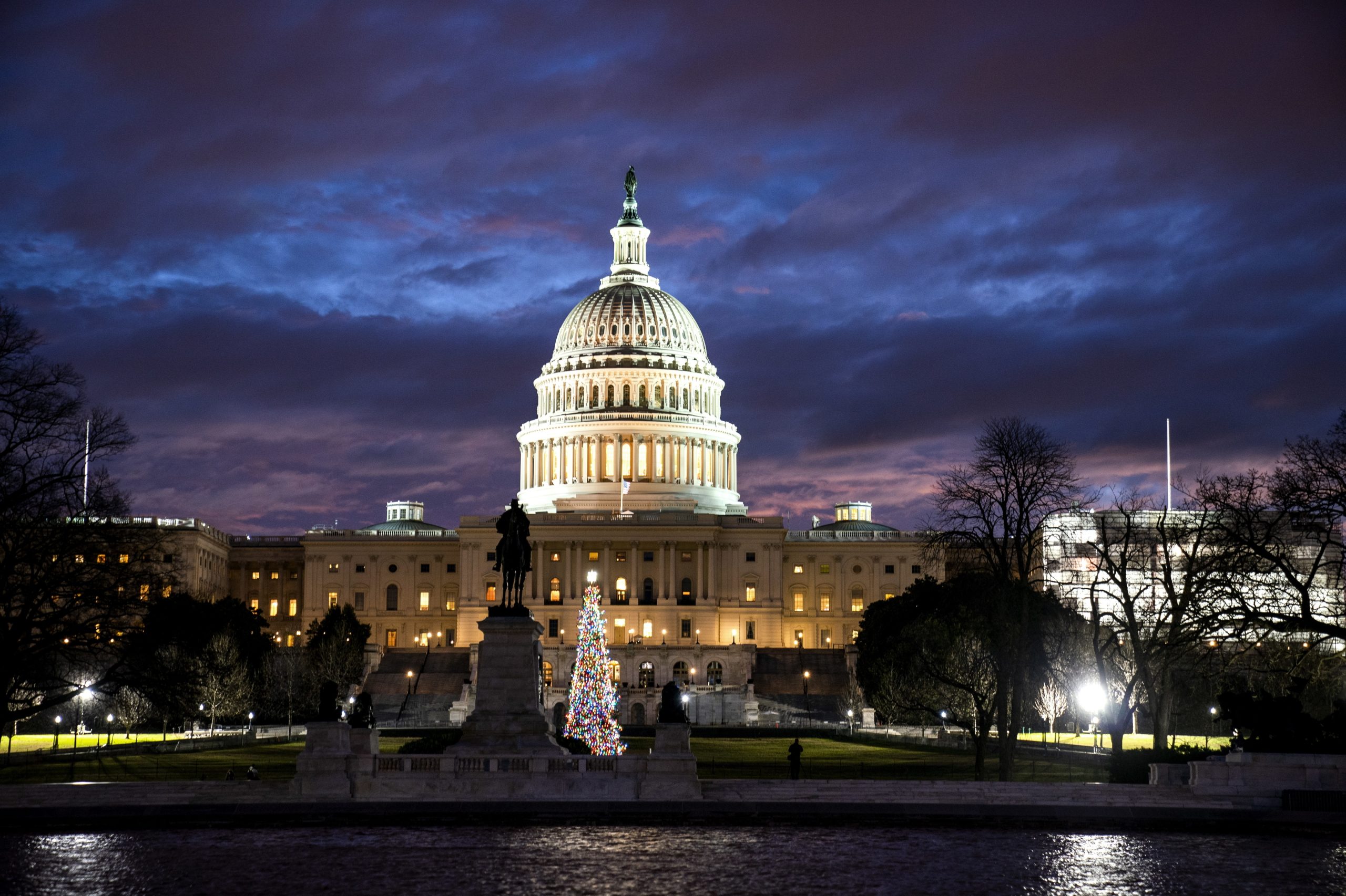 Capitólio: Washington acolhe vigílias de grupos rivais de esquerda e de direita