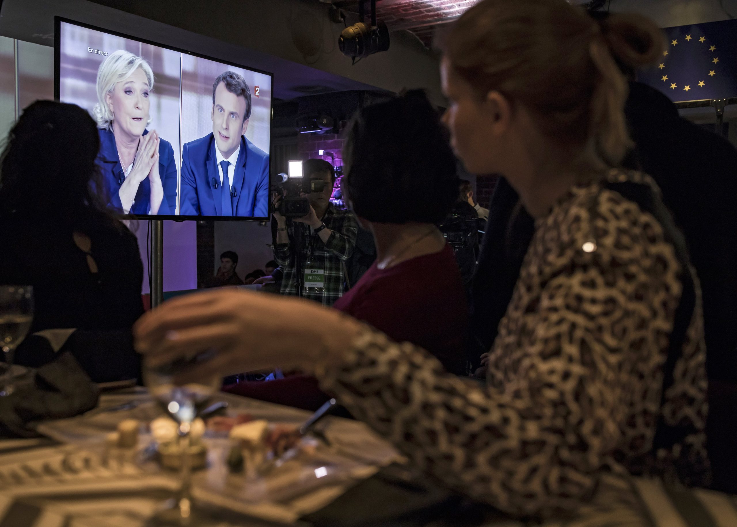 Franceses escolhem presidente, Macron favorito para derrotar Le Pen