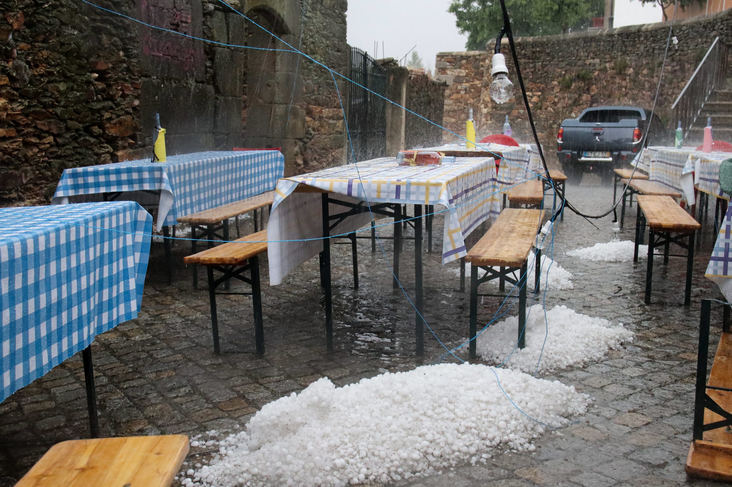 Oito distritos sob aviso amarelo terça e quarta-feira devido à chuva e trovoada