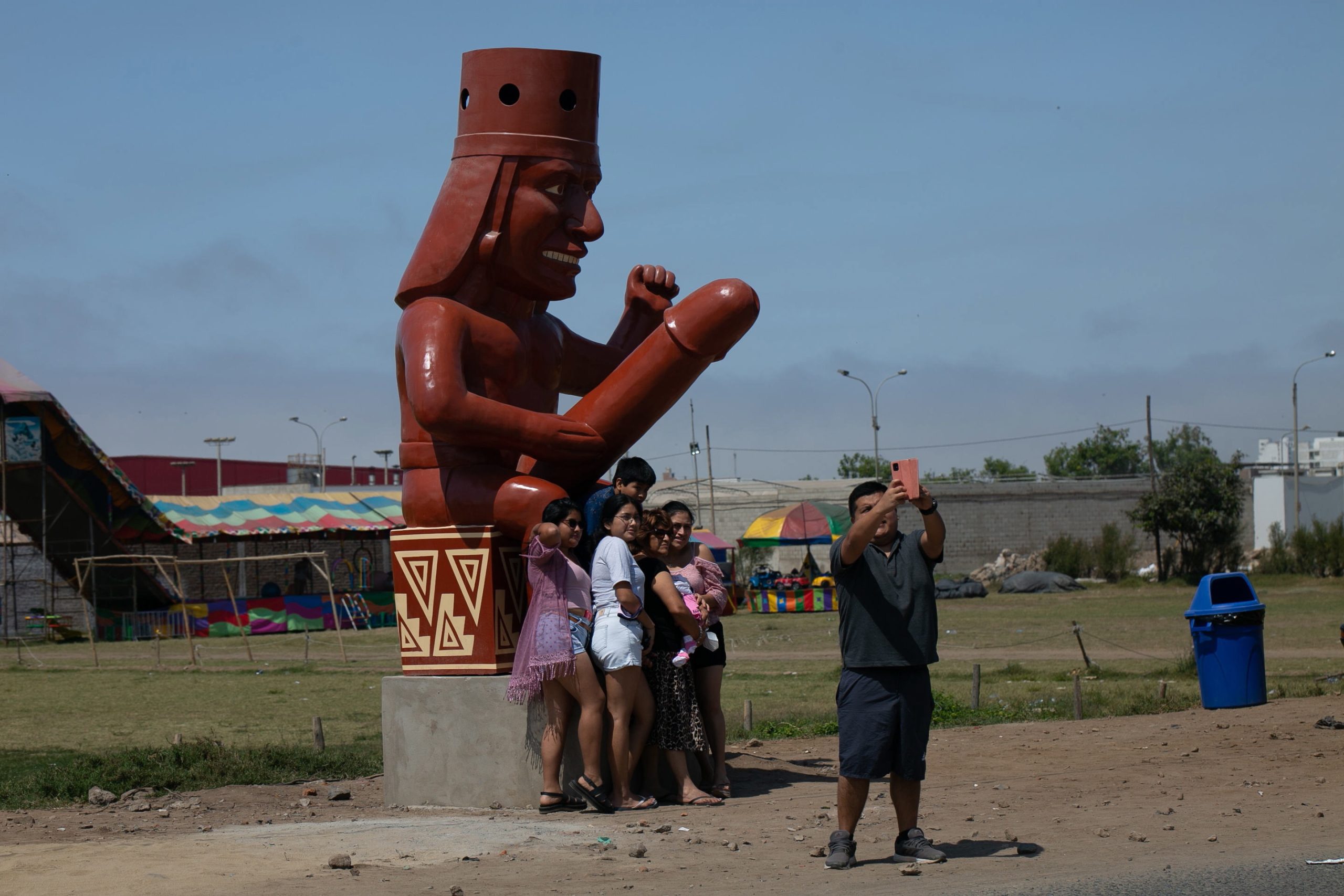 Um grande problema. Estátua com pénis de largas dimensões tem atraído tantos turistas quanto vândalos no Peru