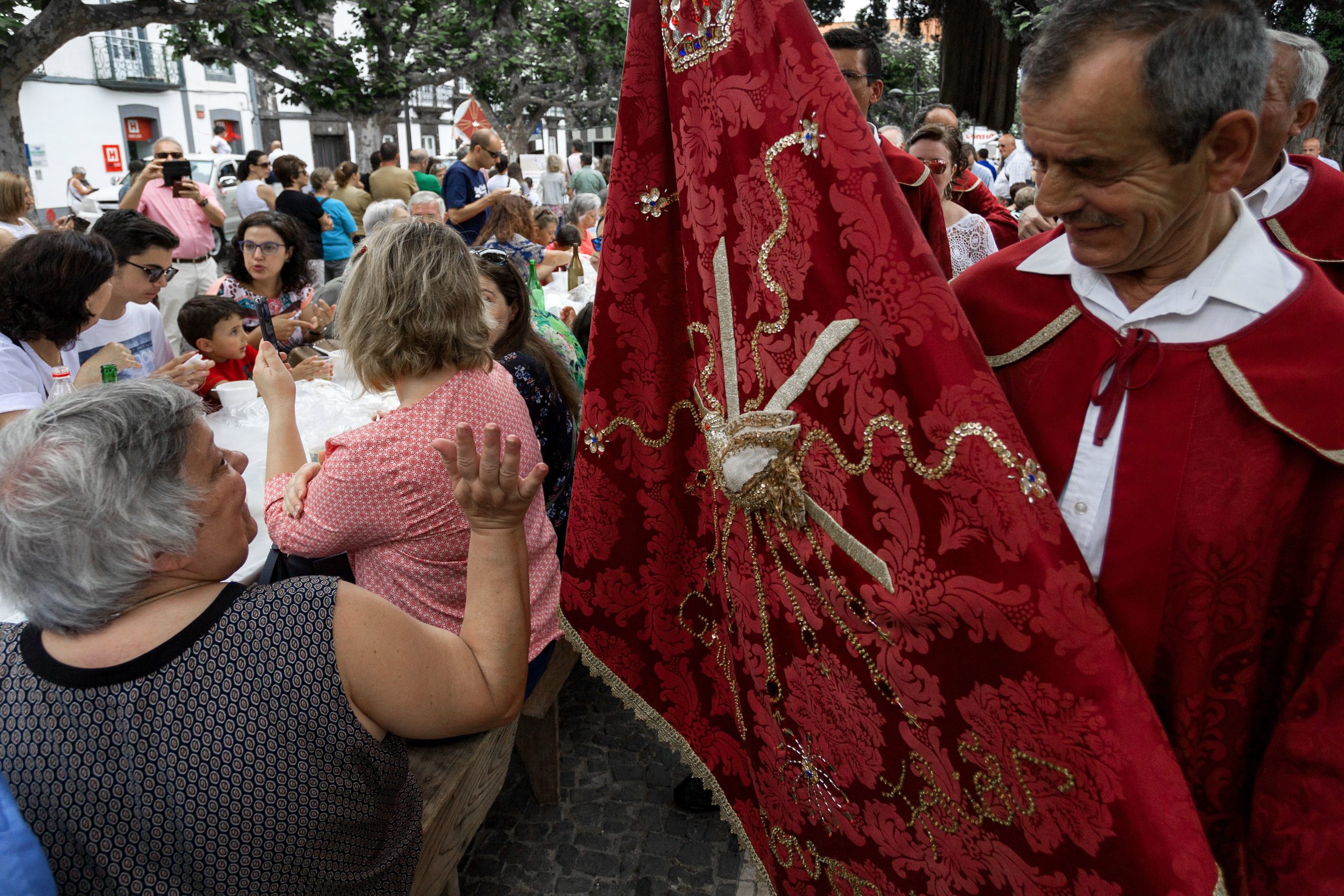 Milhares nas festas do Espírito Santo de Ponta Delgada para partilharem da massa e do leite