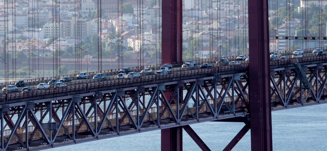 Trânsito cortado nos dois sentidos na Ponte 25 de Abril na madrugada de domingo