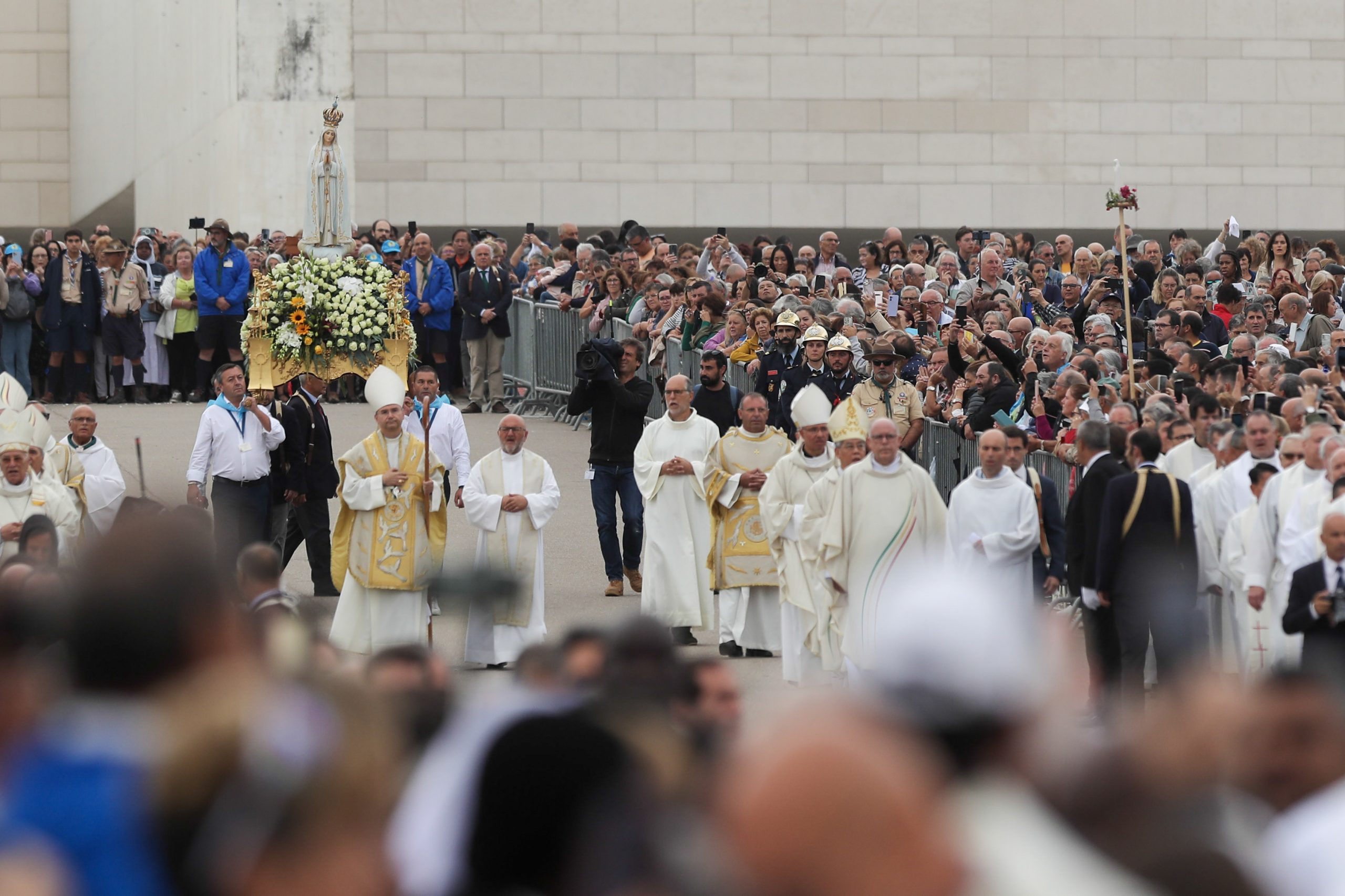 Peregrinos em Fátima “gritam” pela paz. D. Américo Aguiar deixa báculo, cruz episcopal, anel e solidéu aos pés de Maria
