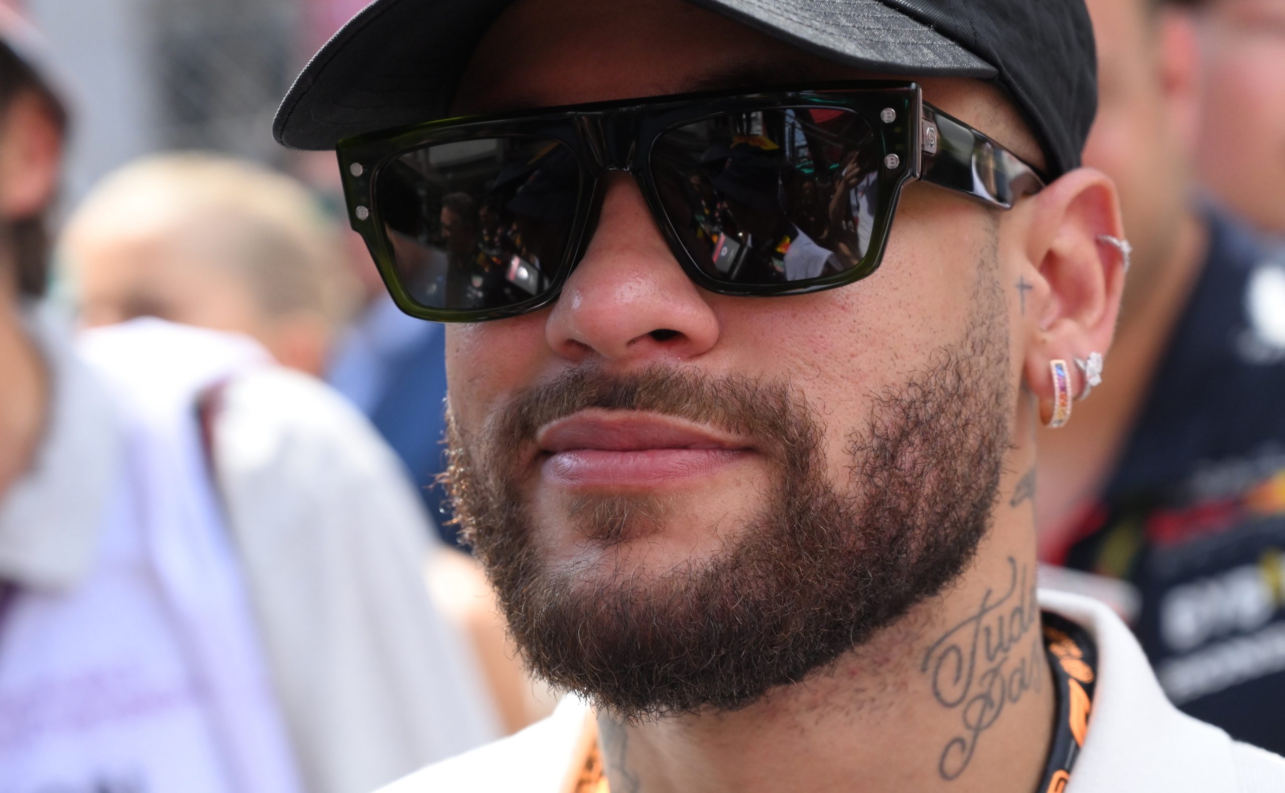 Neymar multado em três milhões de euros por construção de lago artificial na mansão sem licença