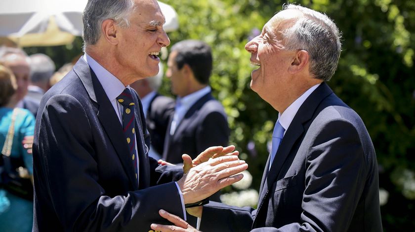 Do contido Cavaco ao afetuoso Marcelo, a presidência mudou em 2016, e o país com ela