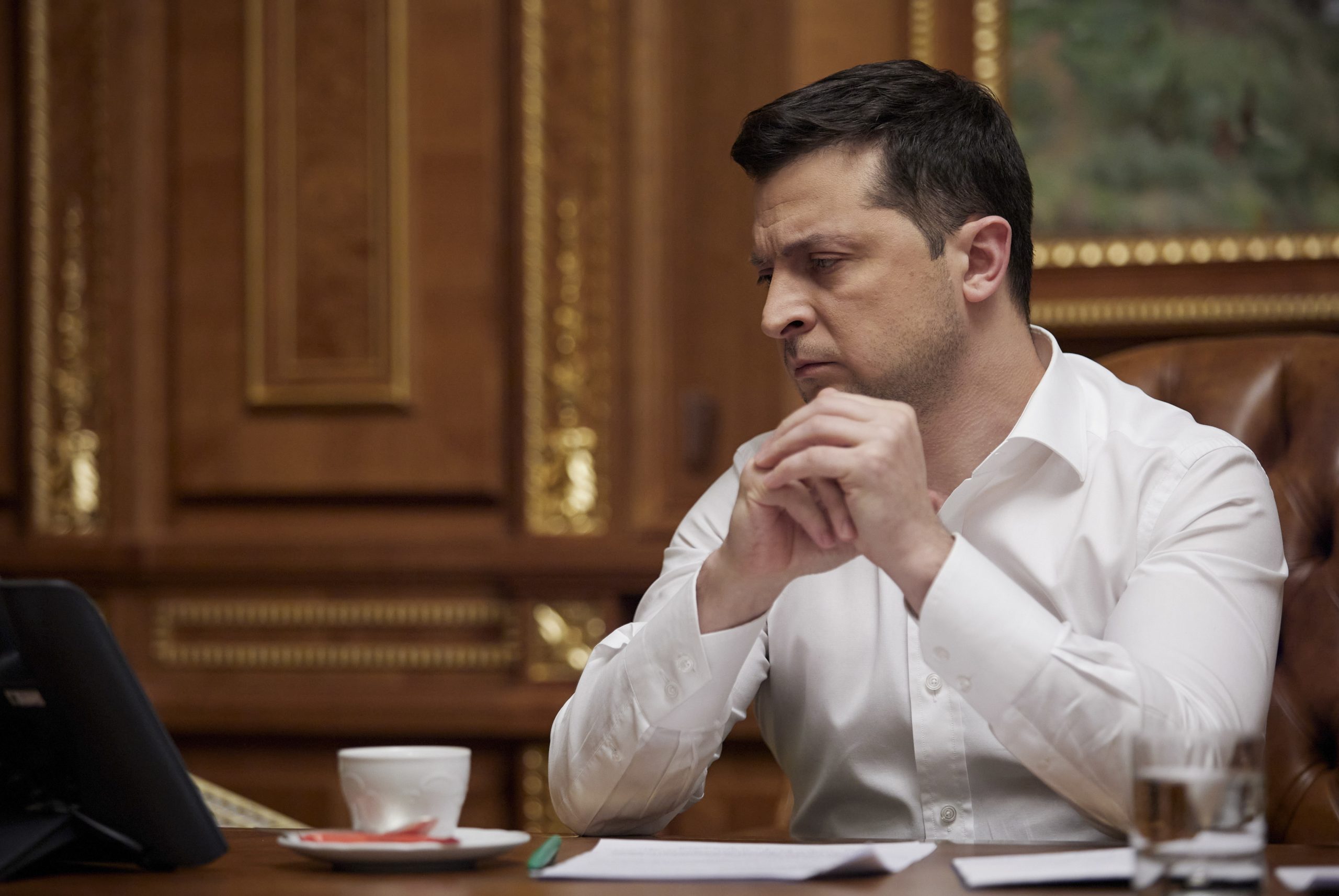 Zelensky apela a cessar-fogo imediato após falar com Macron
