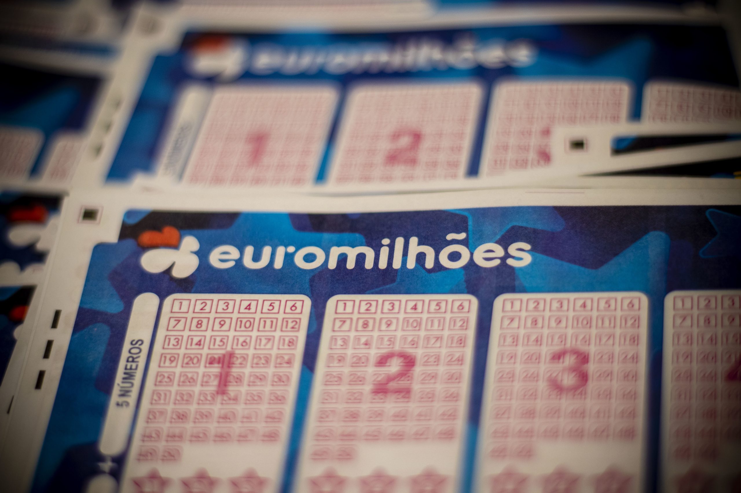 Sexta-feira é dia de Euromilhões e há 154 milhões de euros em jogo. Conheça aqui a chave vencedora