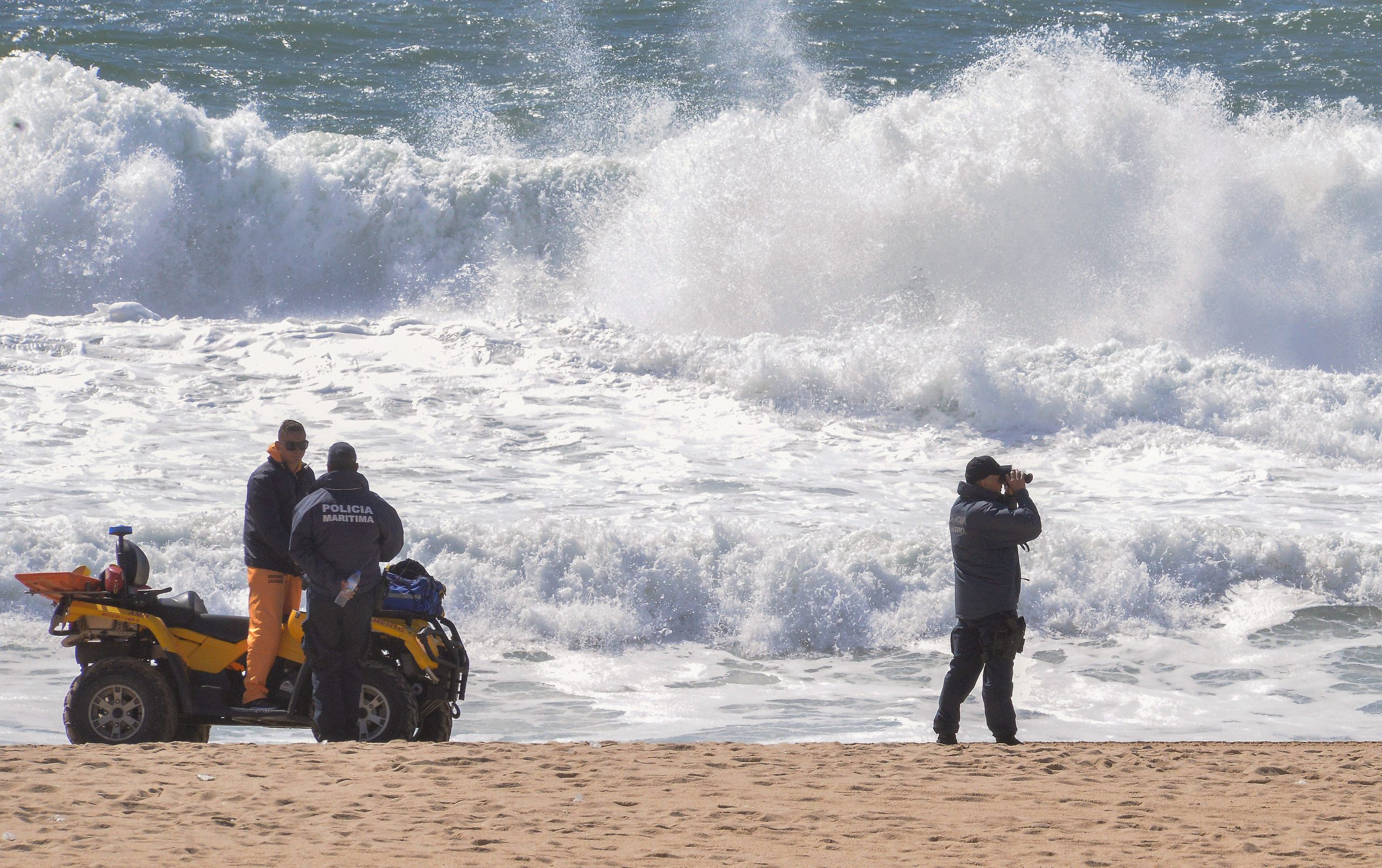 Dono de barco que naufragou em Tróia foi surpreendido por “golpe de mar”