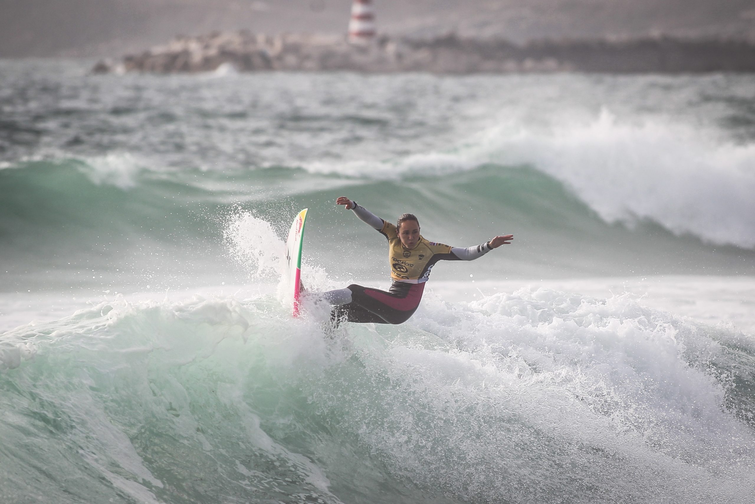Favoritas chegam aos ‘quartos’ em Peniche e mantêm luta pelo título mundial de surf