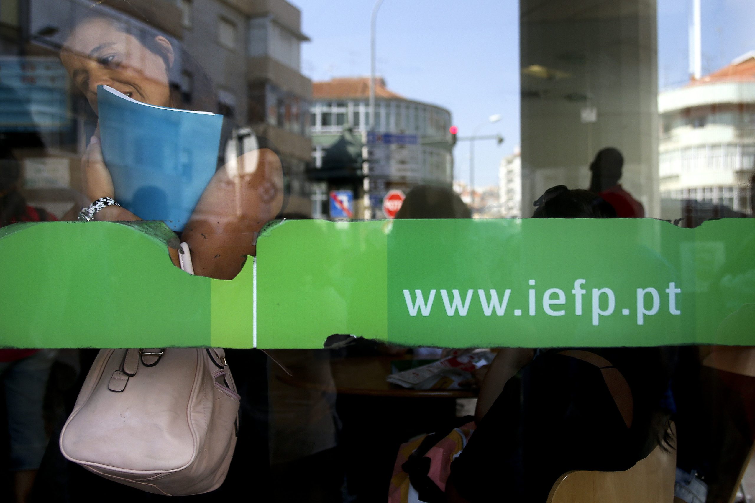 Desempregados inscritos no IEFP descem 9,5% em janeiro para 322.087