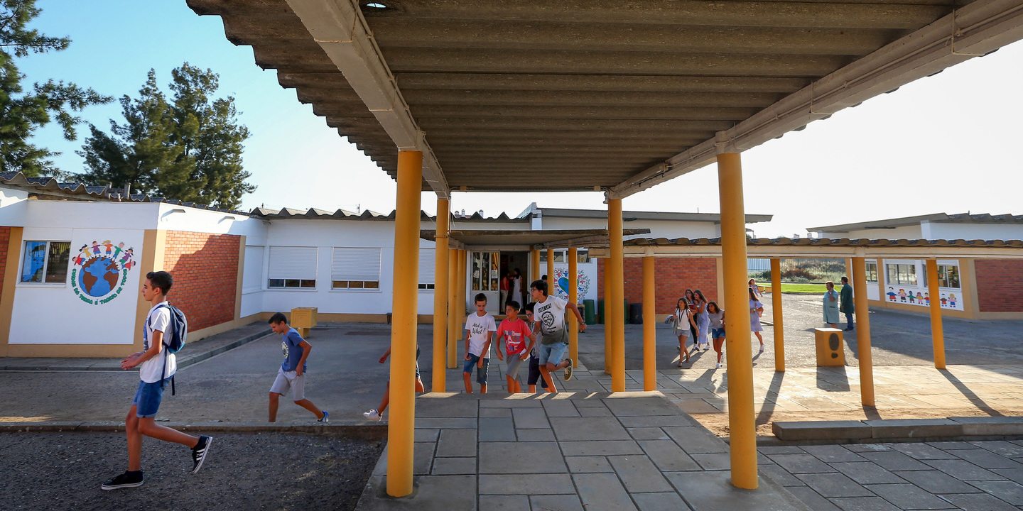 Governo diz que remoção de amianto nas escolas está a decorrer “com sucesso”
