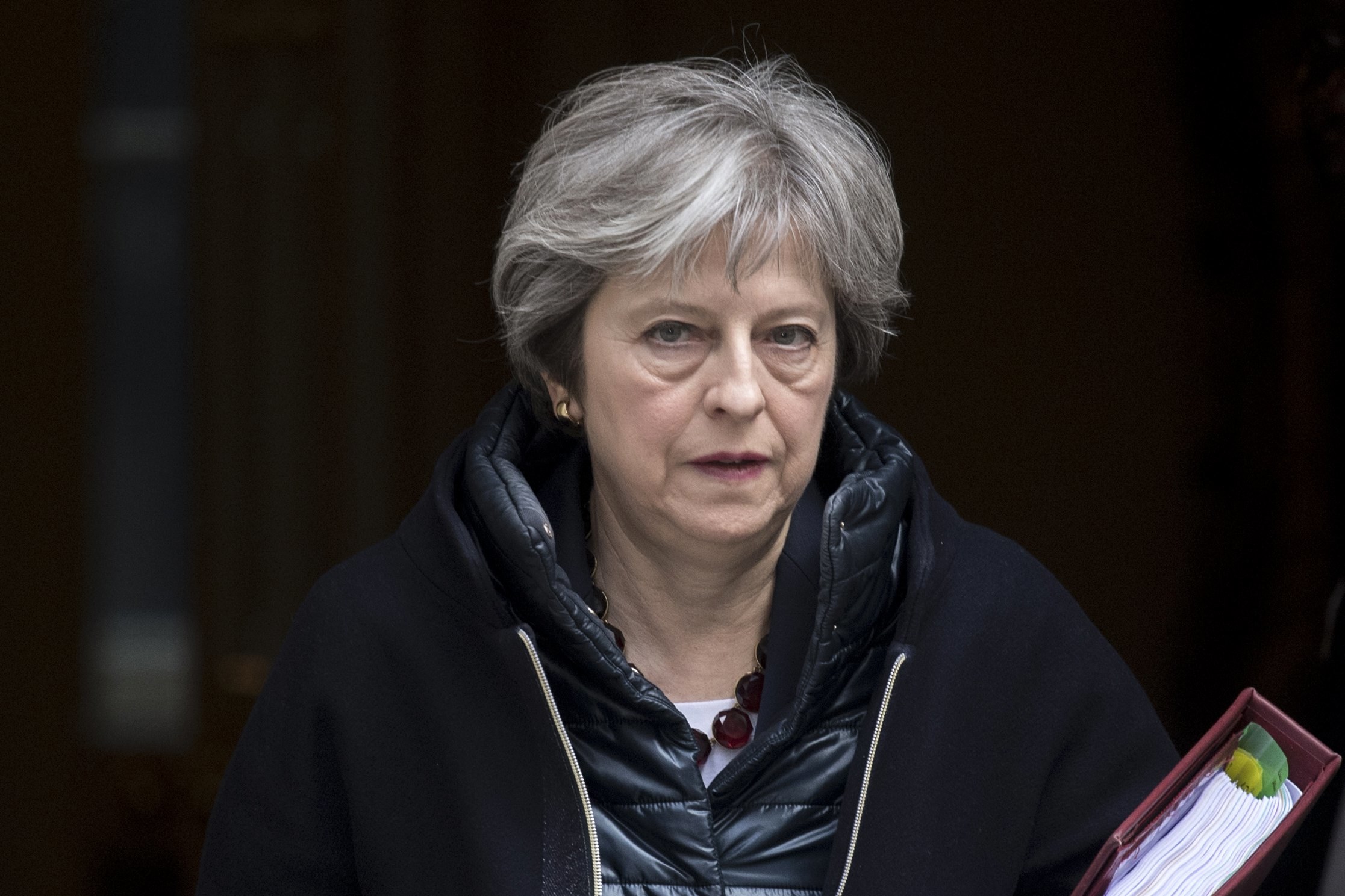 Imprensa russa acusa Theresa May de envenenar relações com Moscovo