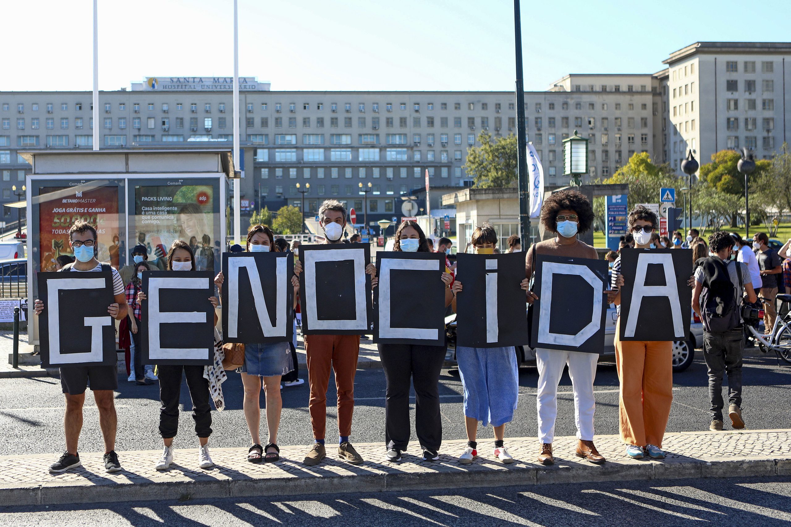 Brasileiros manifestam-se em Lisboa contra a presença de ministro da Saúde de Bolsonaro na Faculdade de Medicina