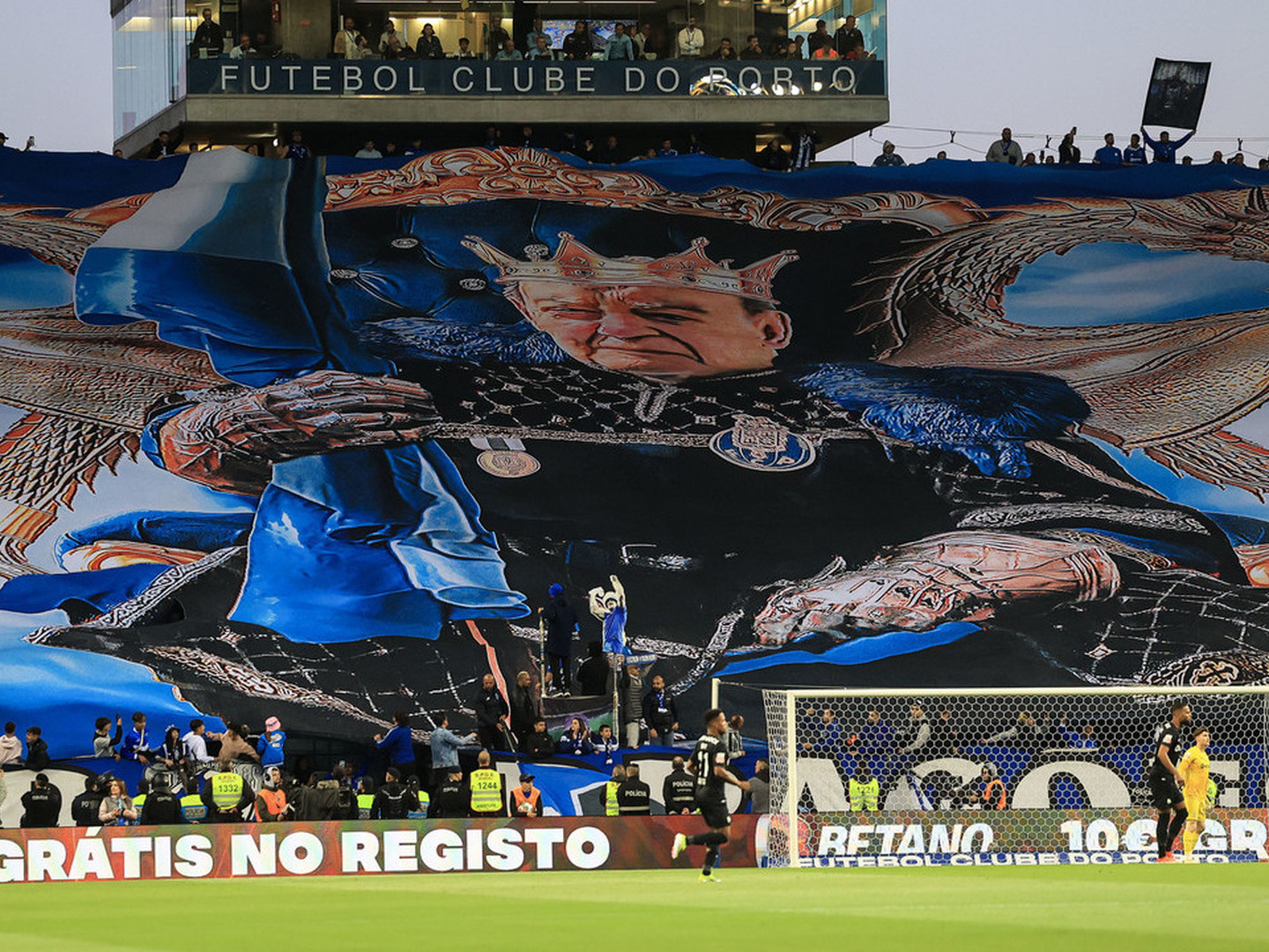 VÍDEO: Minuto 42 do clássico FC Porto-Sporting foi de homenagem à Pinto da Costa