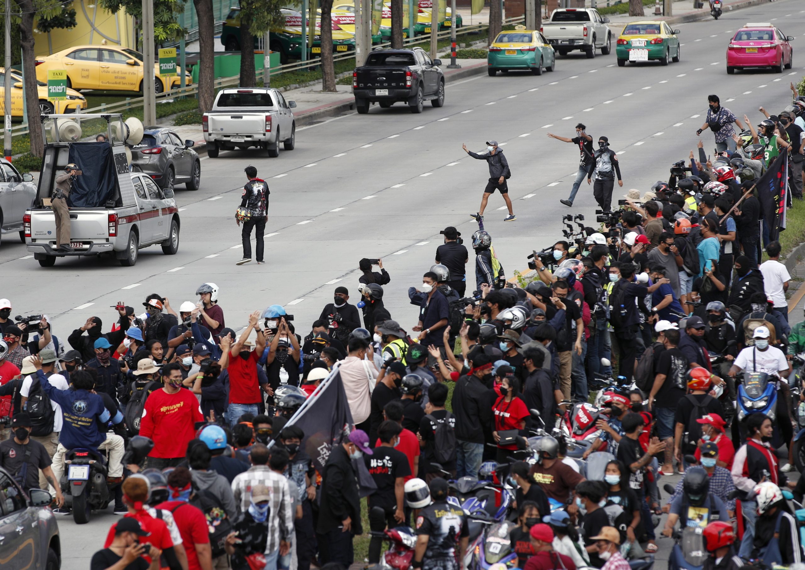 Protesto a exigir demissão de primeiro-ministo tailândês gera confrontos com a polícia