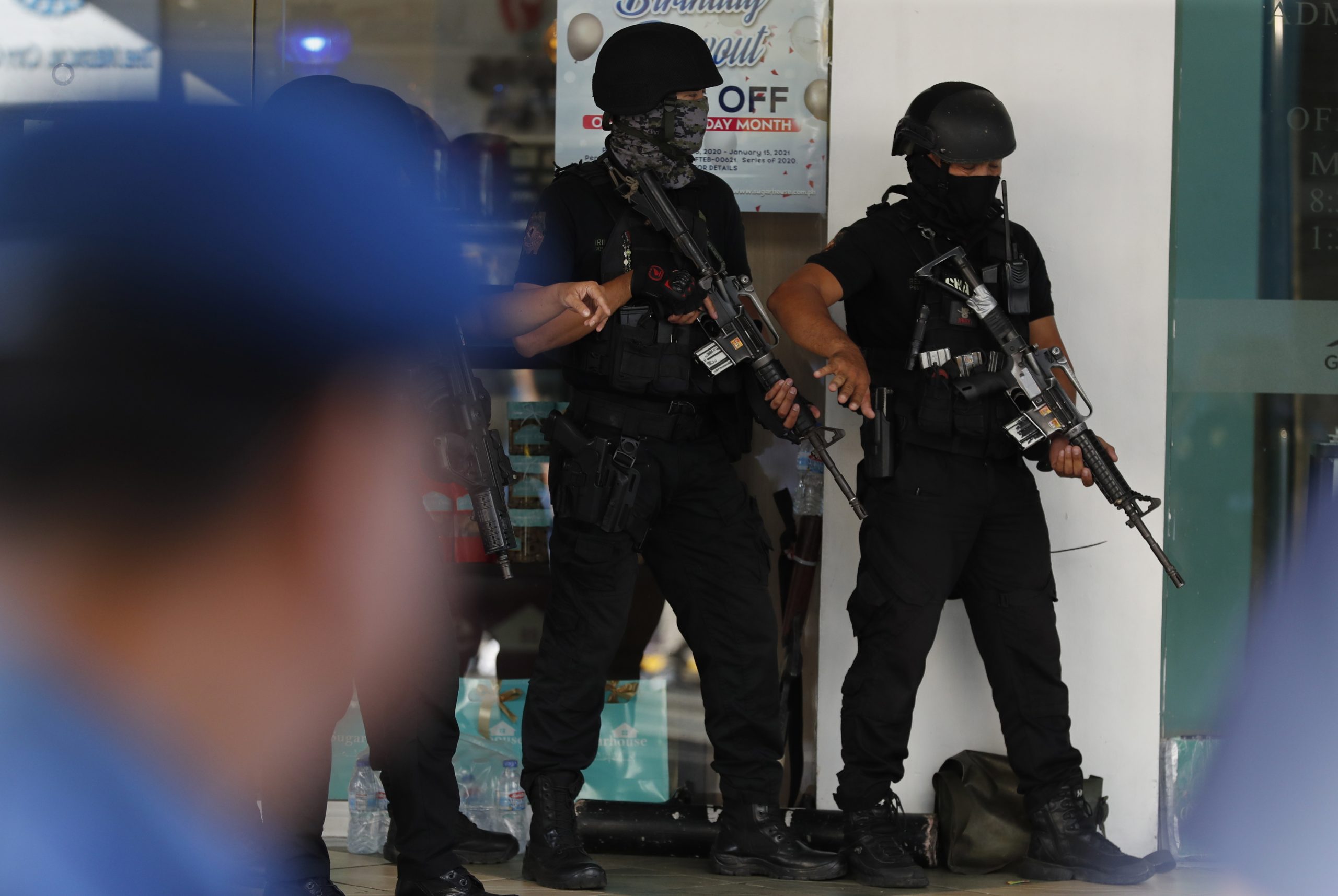 Agressor armado faz cerca de 30 reféns em centro comercial em Manila