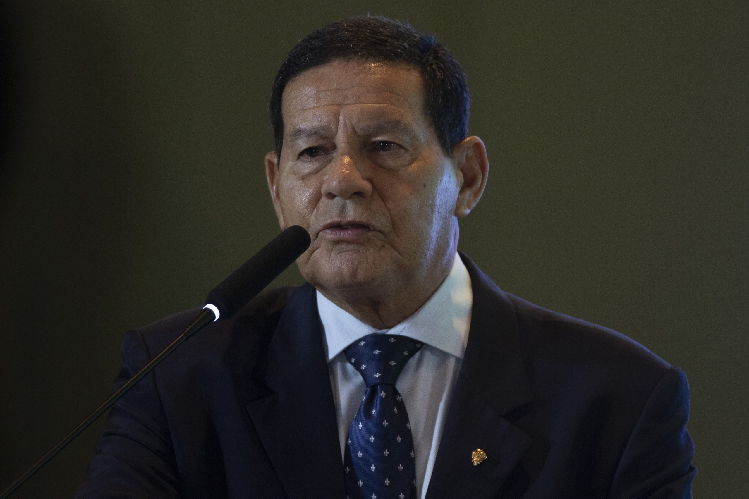 Jair Bolsonaro deveria entregar faixa presidencial a Lula da Silva, diz vice-presidente do Brasil
