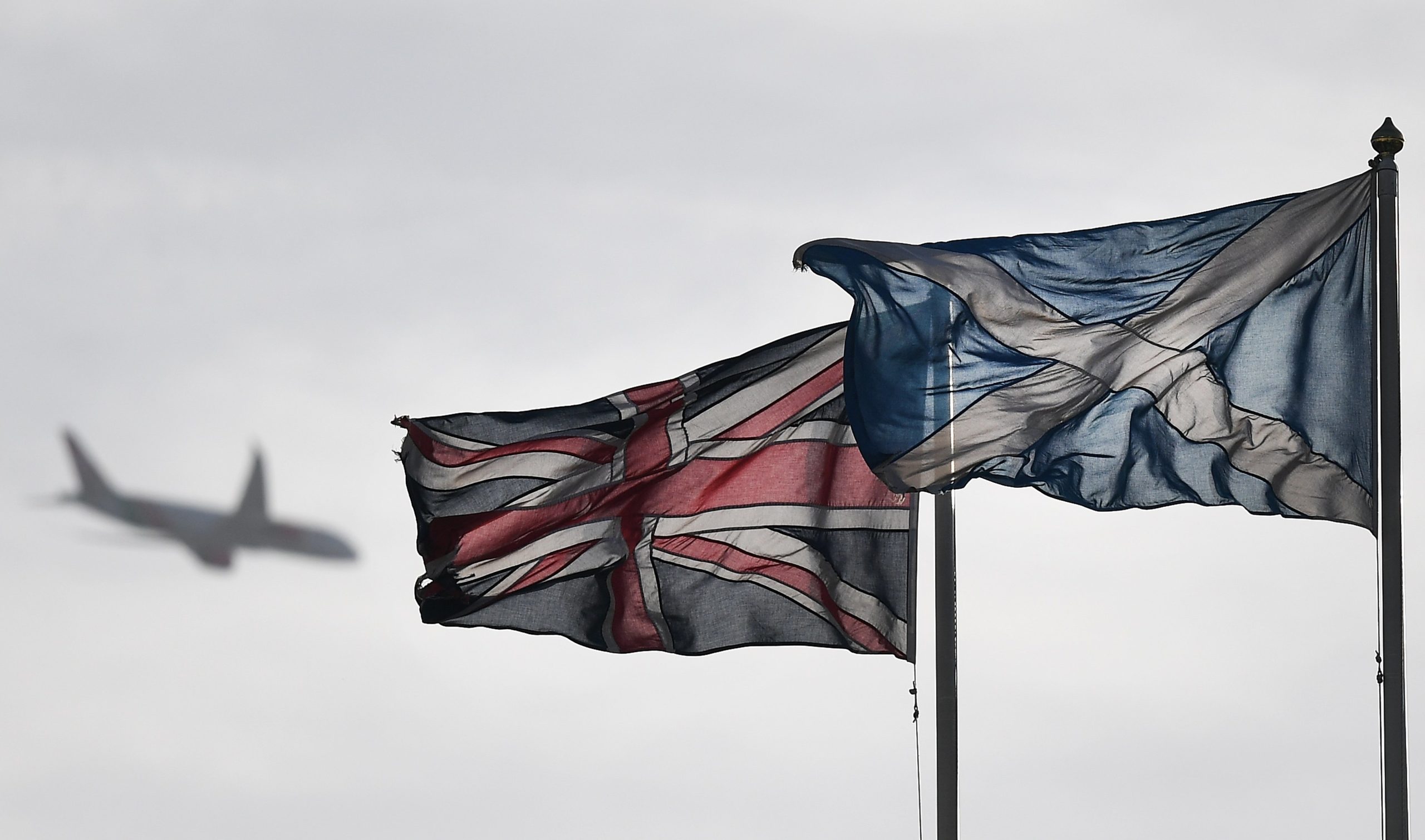 Escócia. Homem abatido pela polícia após esfaquear seis pessoas no centro de Glasgow