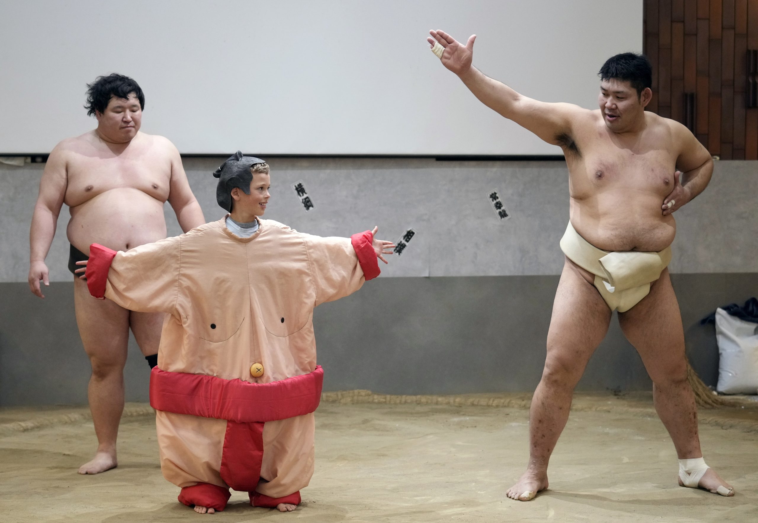 Adolescente torna-se segundo britânico profissional lutador de sumo