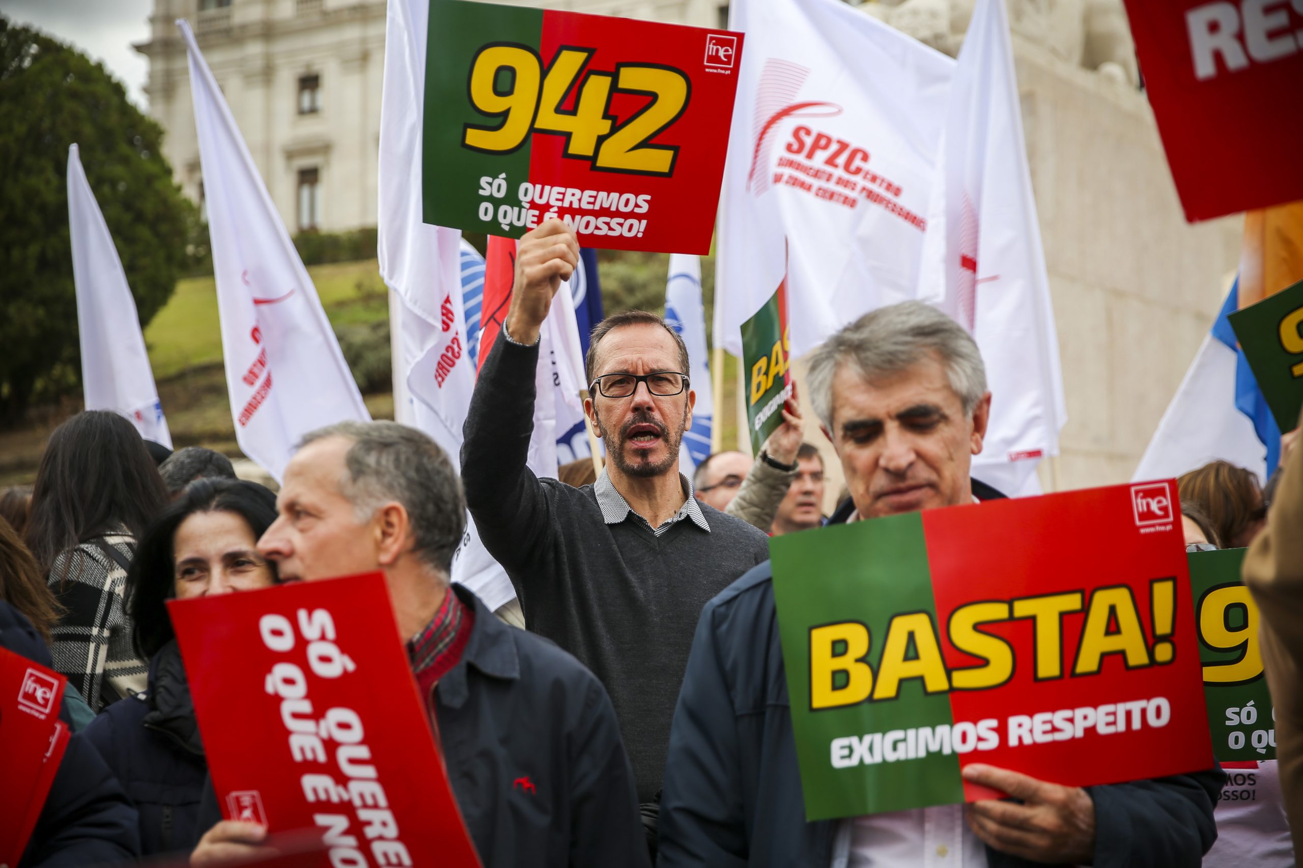 Professores entregam 20 mil postais de protesto ao Governo