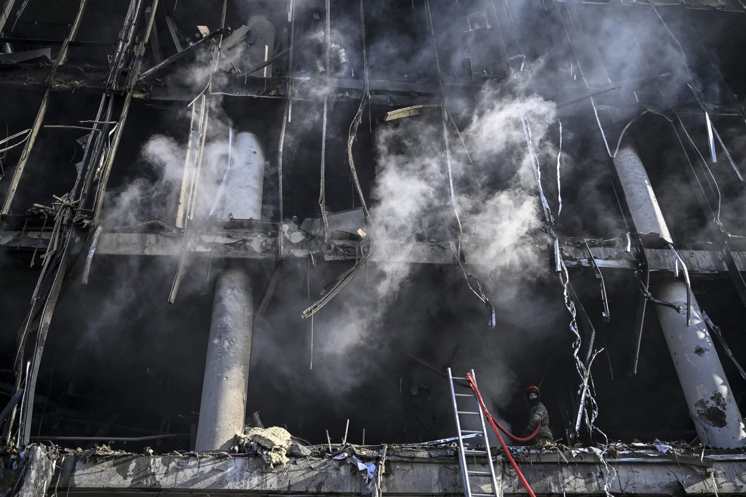 Novo recolher obrigatório decretado em Kiev até quarta-feira de manhã. Bombardeamento causou oito vítimas mortais