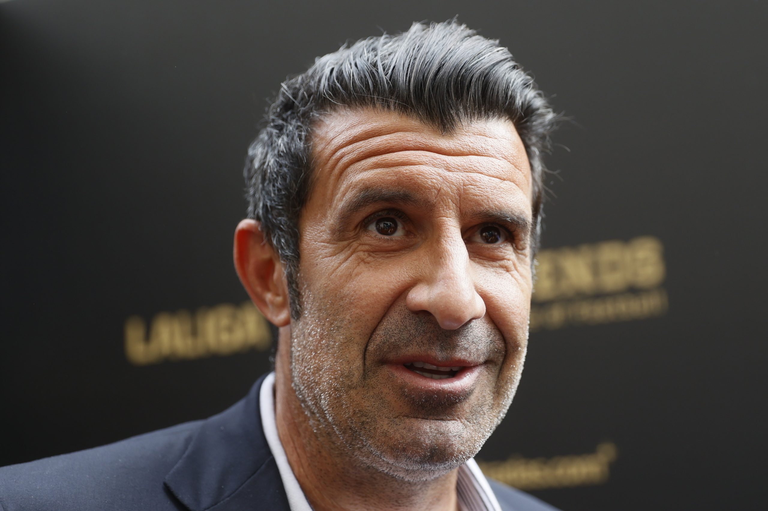 Espanhol critica Figo e ex-jogador arrasa-o nas redes sociais: “Fascista? Sou é rico e isso deixa-te com inveja, inútil!”