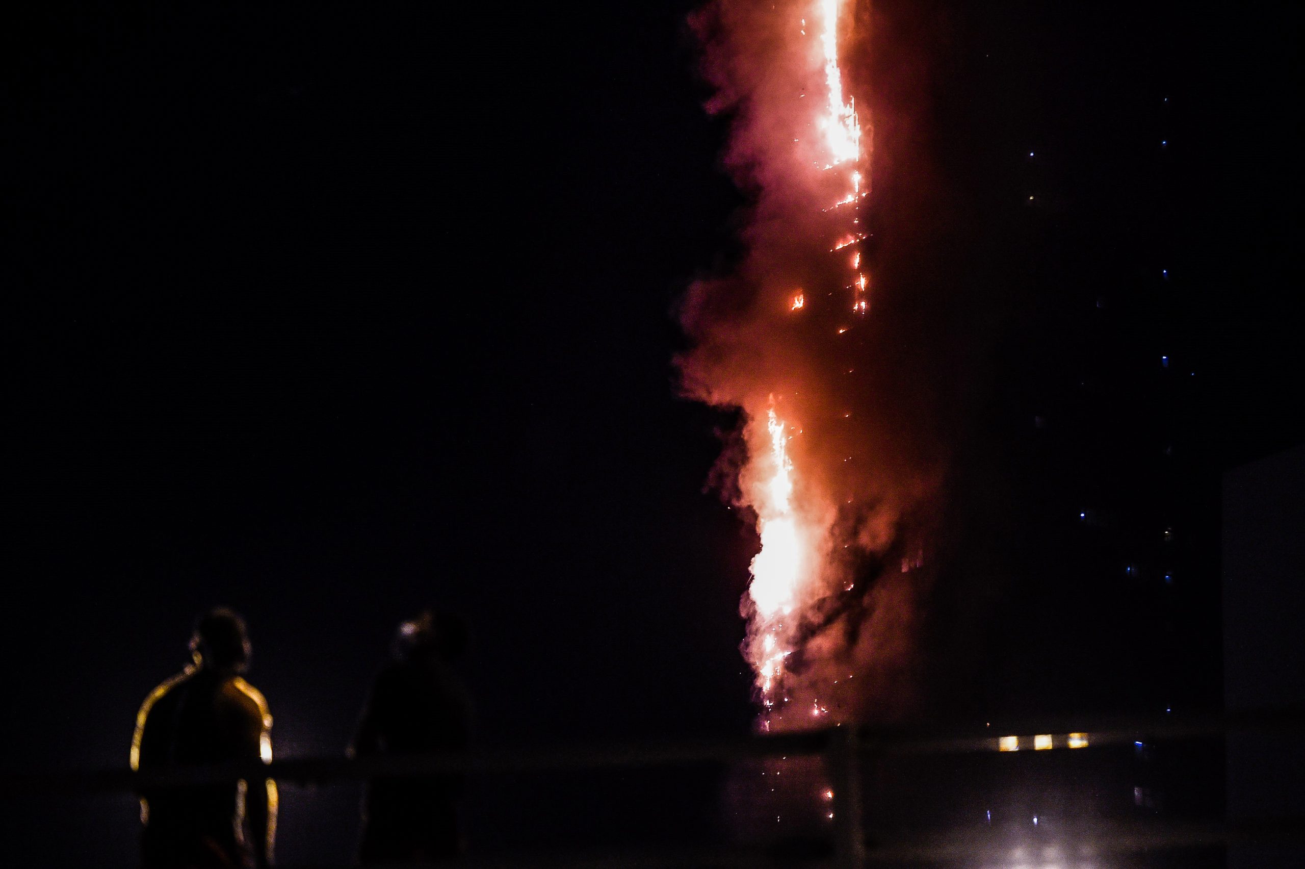 Vários feridos em incêndio num edifício de 48 andares no Dubai