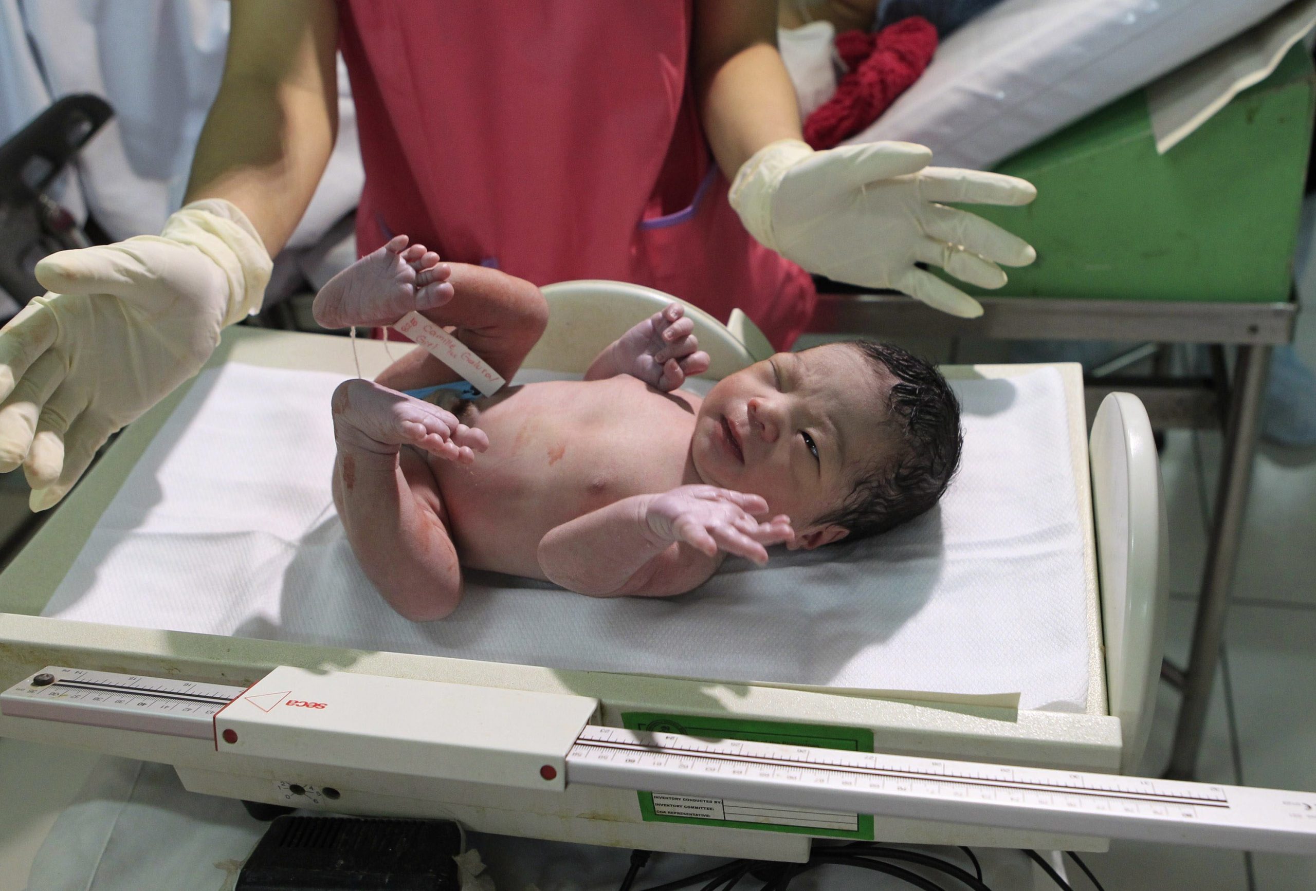 UNICEF e OMS alertam que 78 milhões de bebés não são amamentados na primeira hora após parto