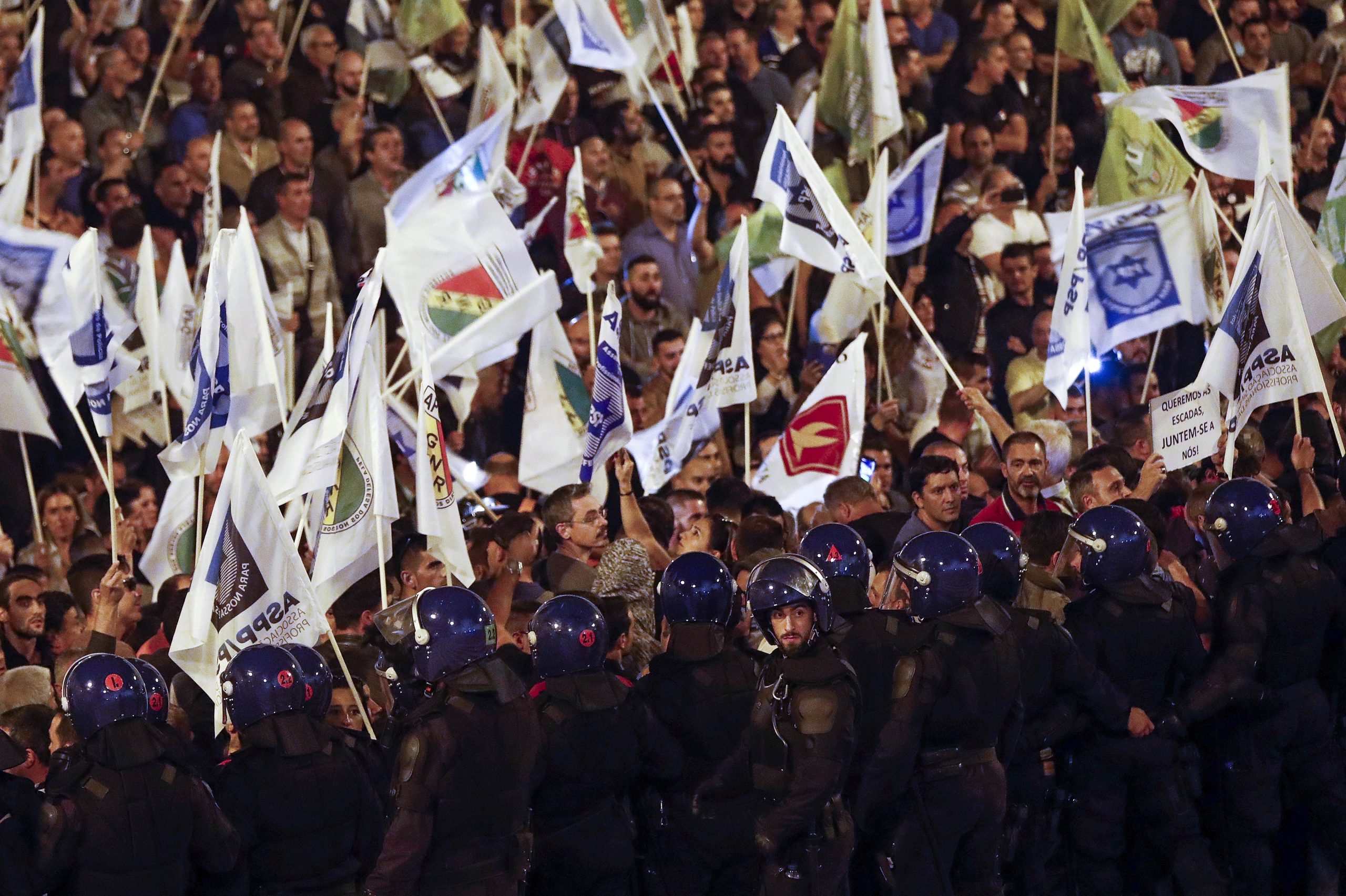 Terminou o protesto dos polícias em frente à Assembleia da República